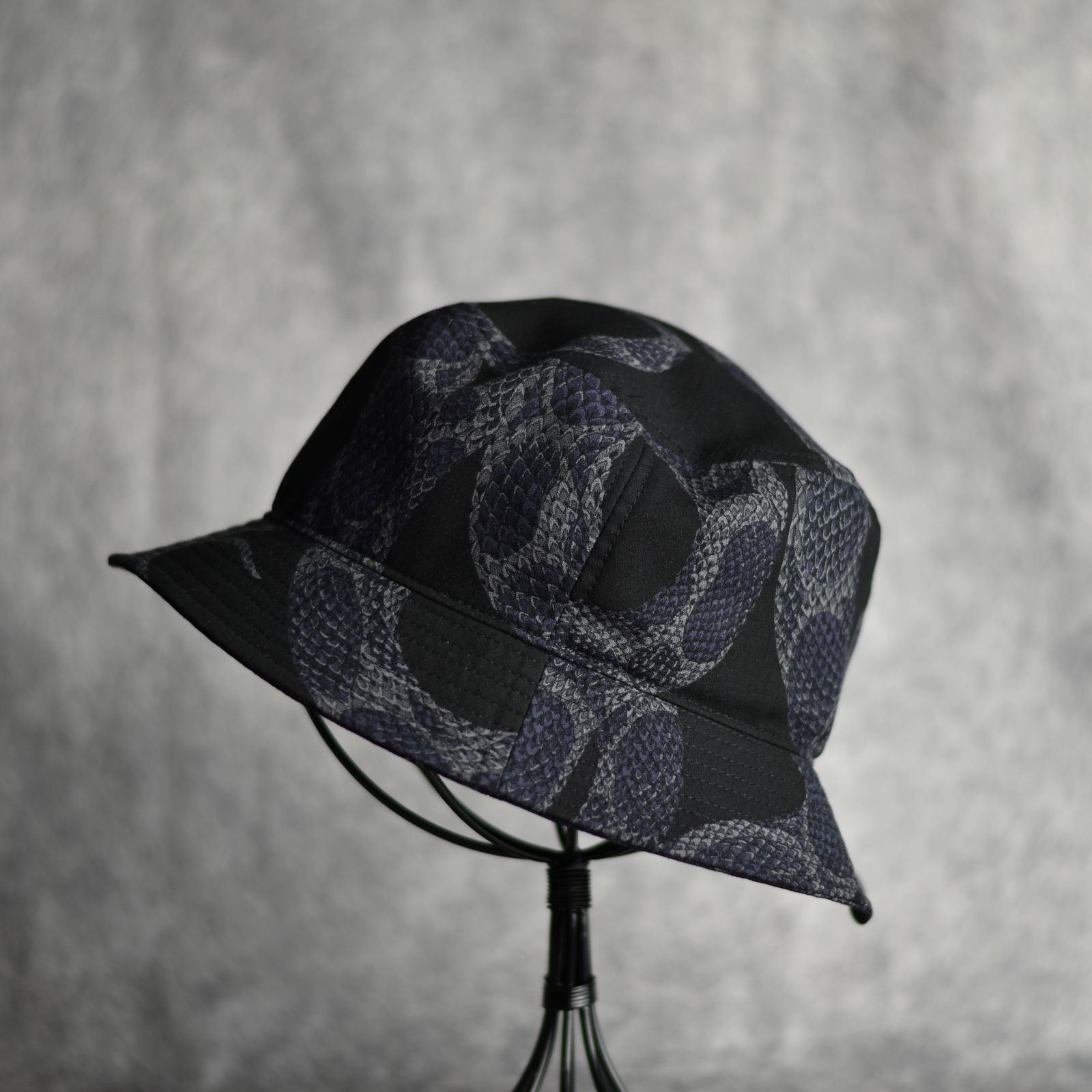 R/P ALLOVER SNAKE PATTERN BUCKET HAT ＜LIMITED＞ (BLACK) / スネーク柄 バケットハット