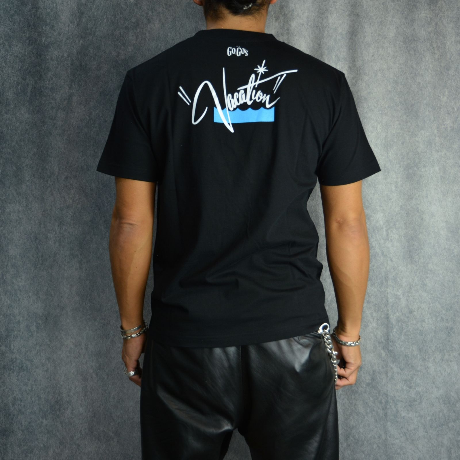 GO-GO'S "Vacation" Print Crewneck T-SH （BLK） / プリント Tシャツ （ブラック）