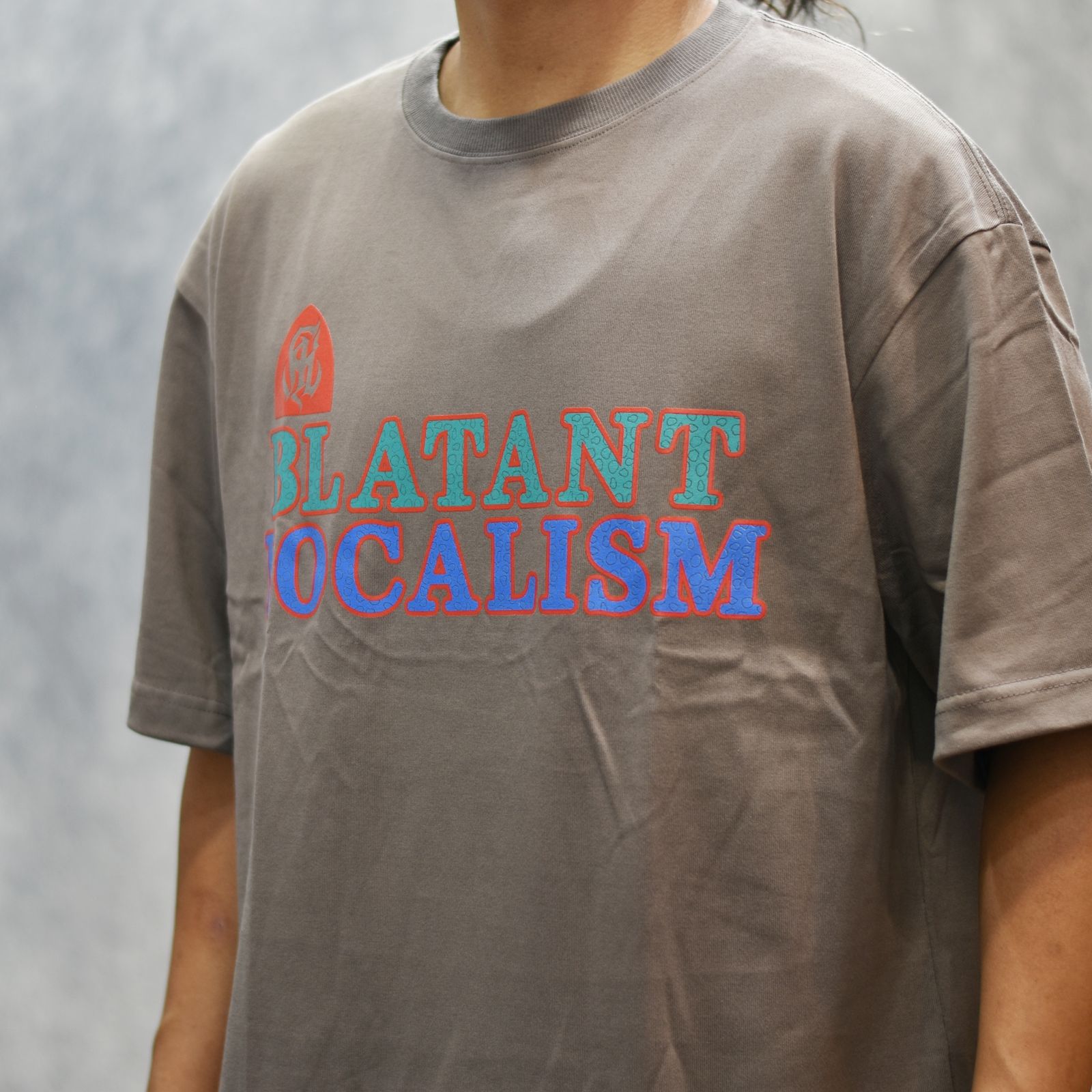 B.L LOGO DROP S/S TEE (CHARCOAL)｜ワイドシルエット プリントTシャツ｜CL-25SS052