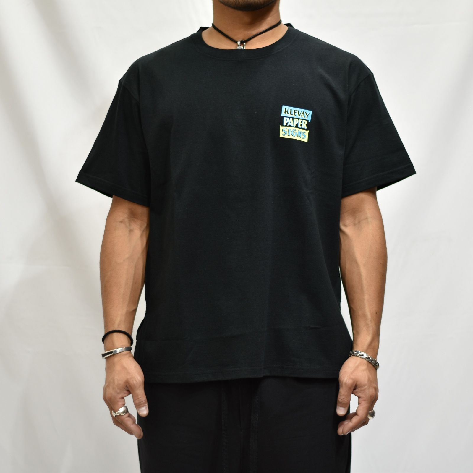 × Klevay Paper Signs アートTシャツ