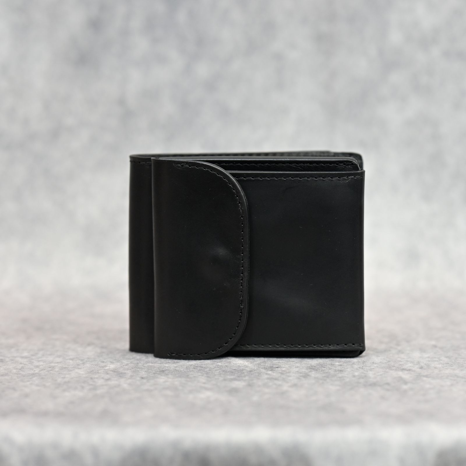 GUIDI CALF WHITE TANNING “Vitello Lucido” WALLET （BLACK）｜カーフ 白鞣し 二つ折り財布｜889-08