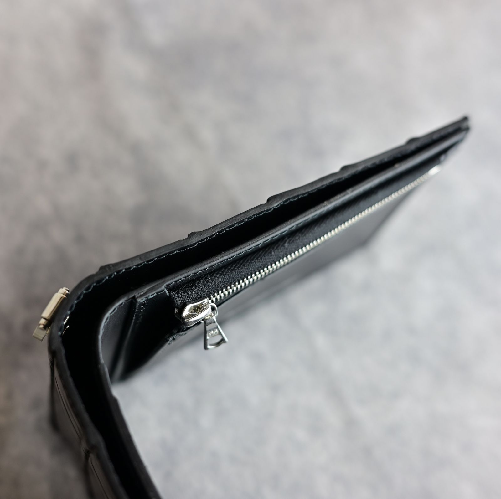 オイルクロコ+イタリアンバケッタ 二つ折り財布 （BLACK / ブラック） 383-01