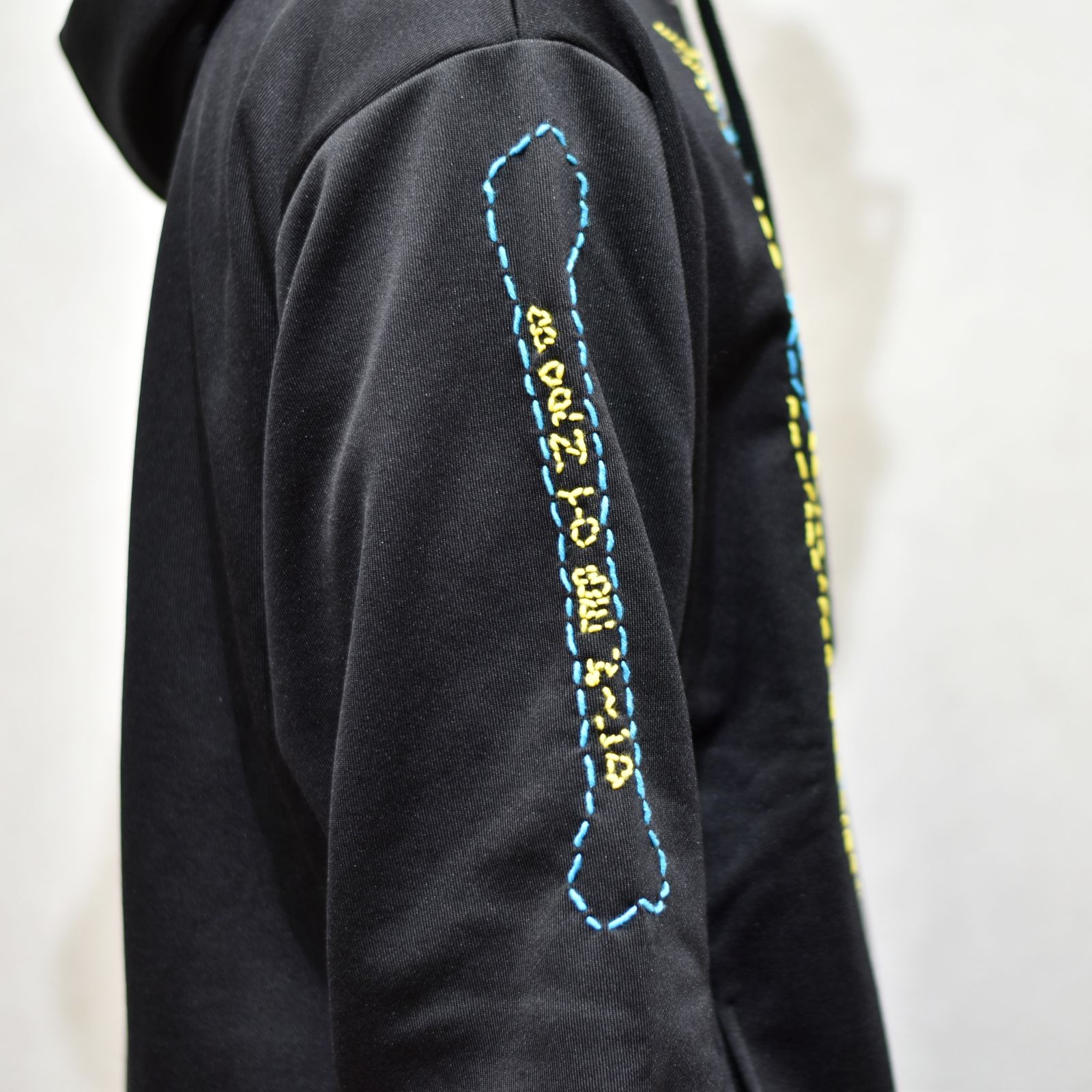 BORN EMB HOODIE ”