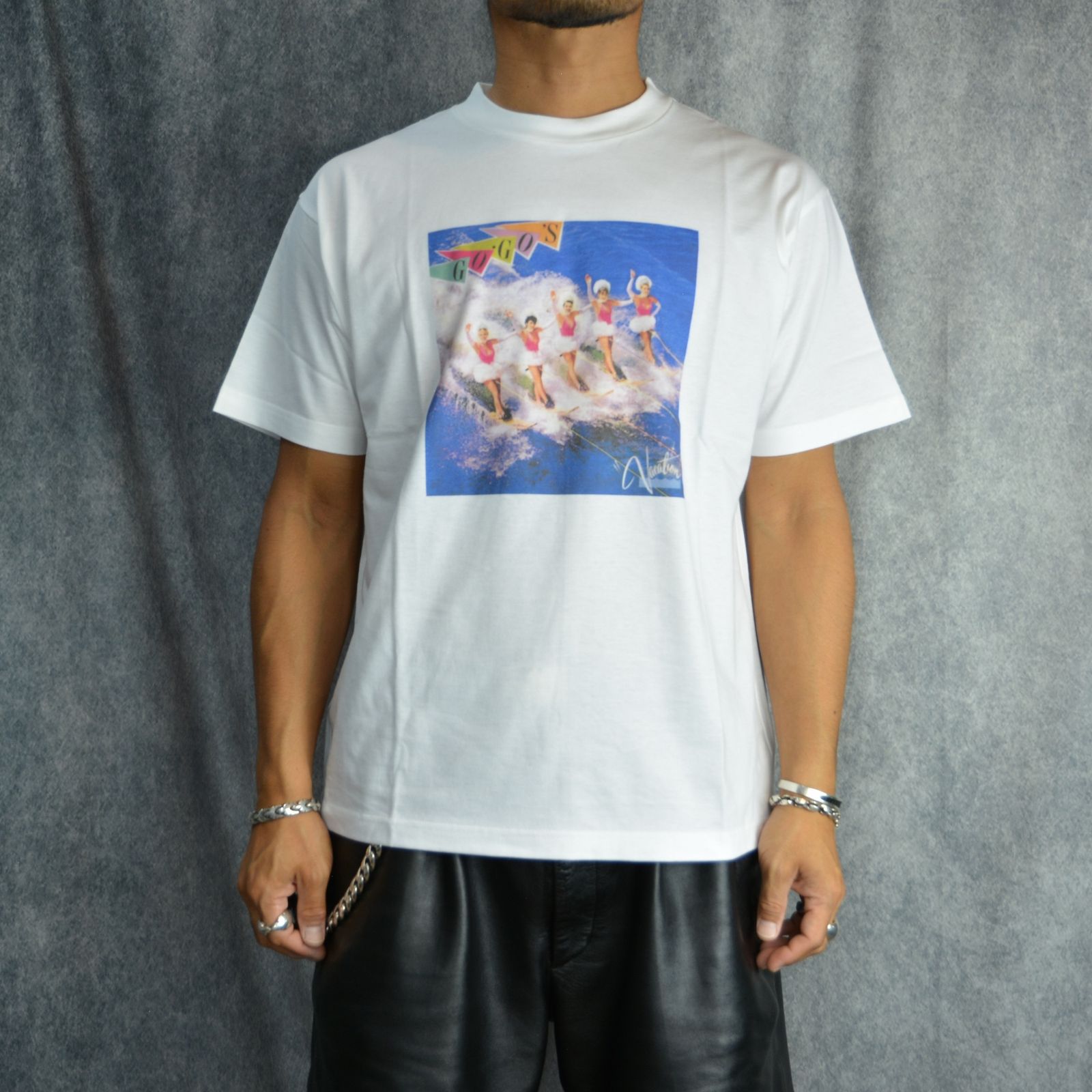 GO-GO'S "Vacation" Print Crewneck T-SH （WHT） / プリント Tシャツ （ホワイト）