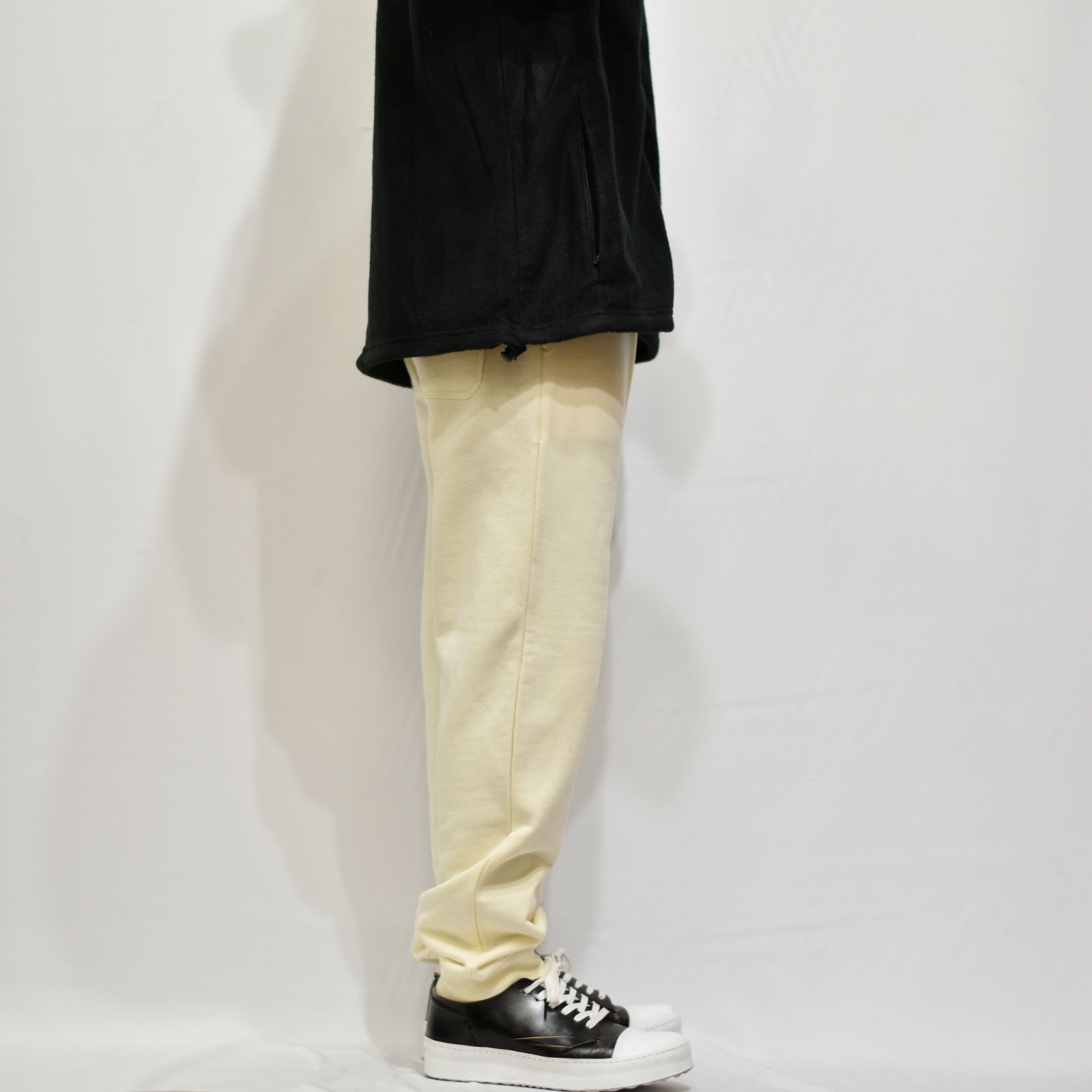 CUTRATE LOGO OMW SWEAT PANTS (IVORY)