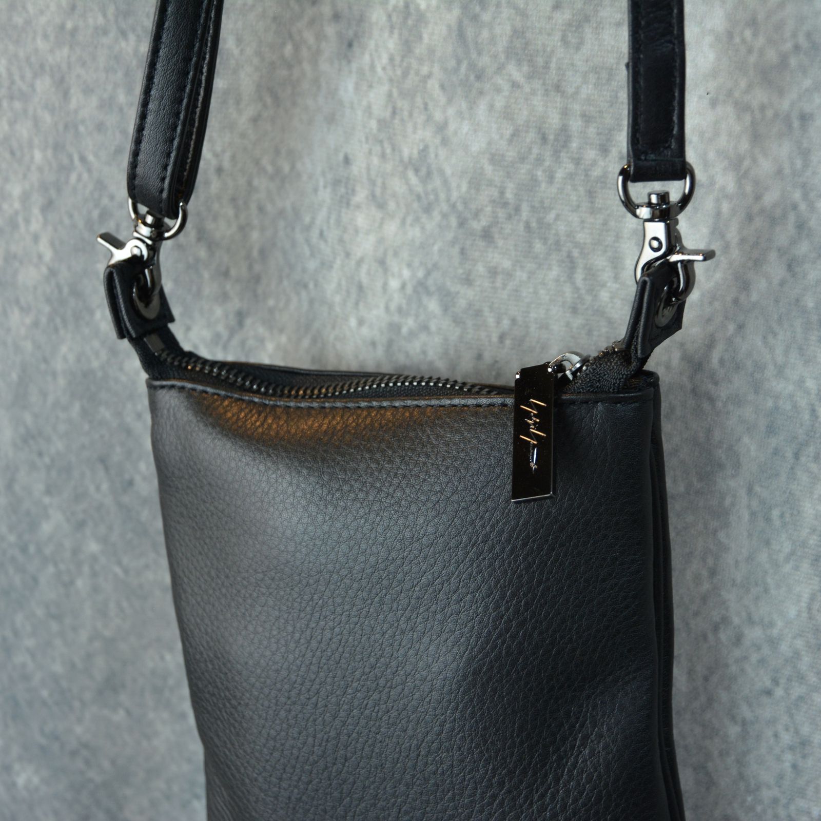 Signature pouch sacoche (BLACK) ロゴ刺繍 サコッシュ（ブラック）