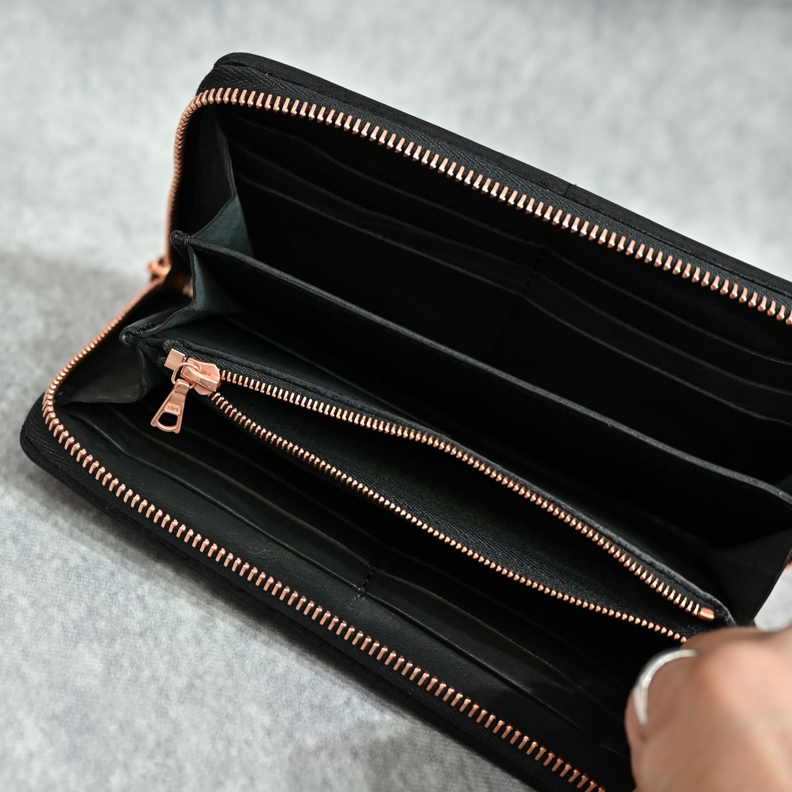 ダブルショルダー製品染め ラウンドウォレット / 財布 （BLACK）｜318-29