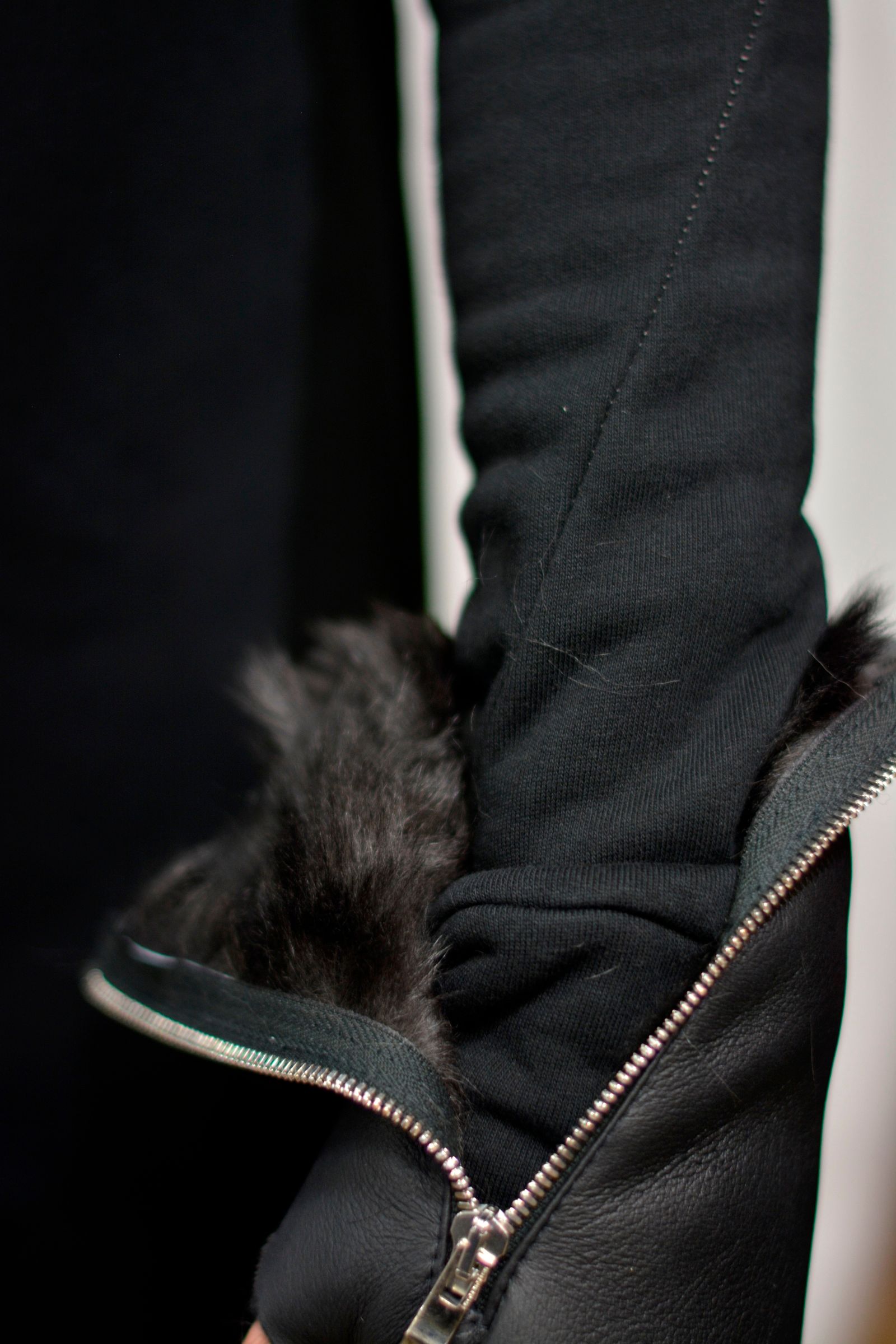 "SHEEP SHEARLING GLOVE SPAIRAL ZIP
