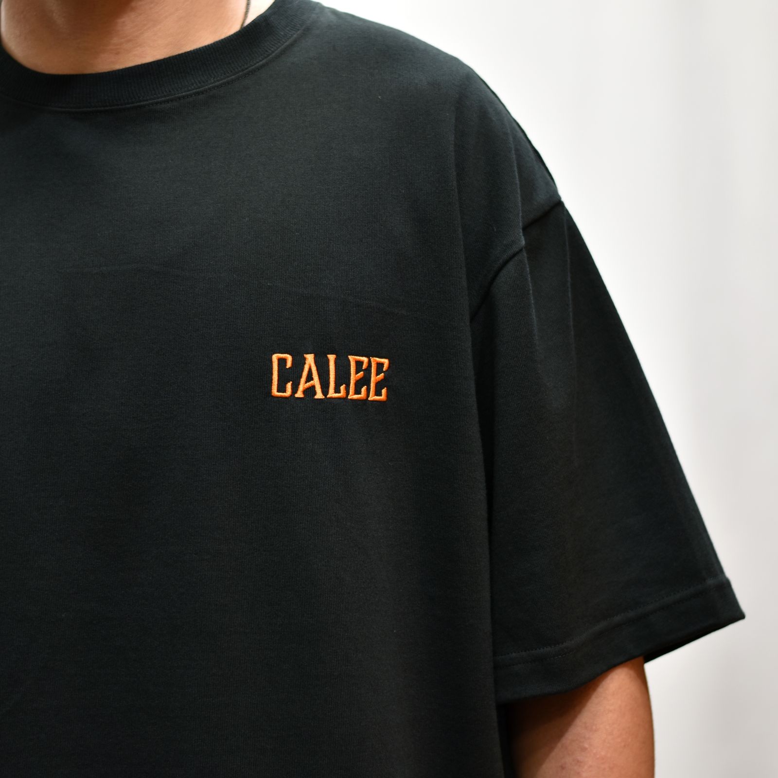 CALEE - DROP SHOULDER LOGO EMBROIDERY T‐SHIRT LIMITED (BLACK