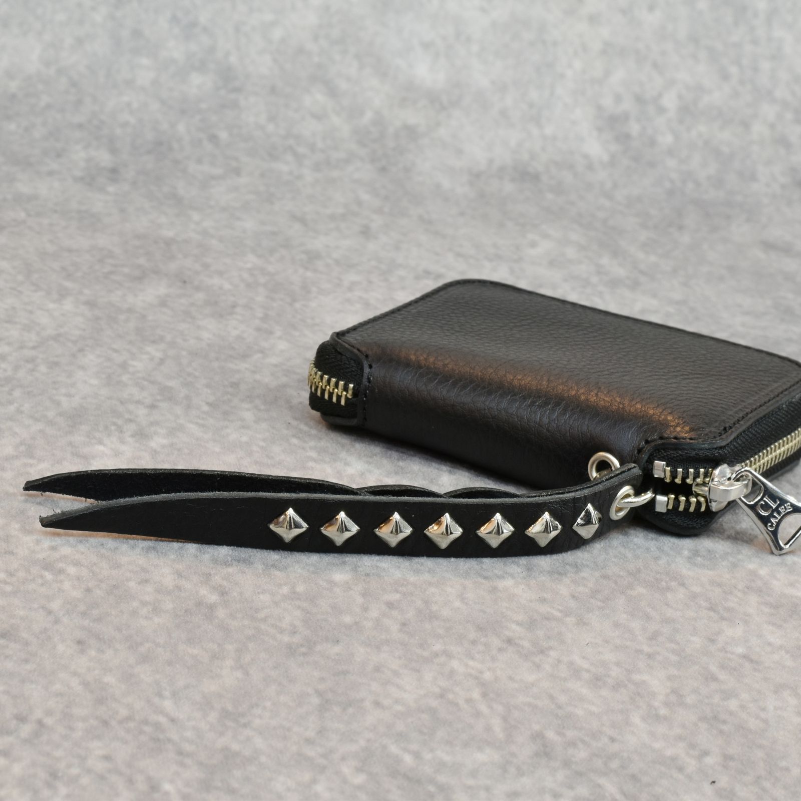 PLANE LEATHER ZIP MULTI WALLET ＜STUDS CHARM＞ (BLACK)｜プレーン レザー ラウンドジップ マルチウォレット 二つ折り財布 ＜スタッズチャーム＞｜CL-25AW019LE