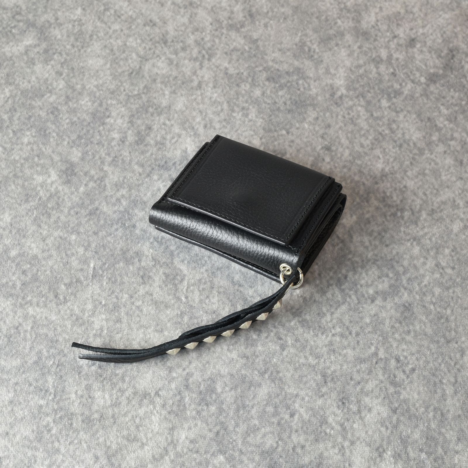 PLANE LEATHER MULTI WALLET ＜STUDS CHARM＞ (BLACK)｜プレーンレザー マルチウォレット ＜スタッズチャーム＞｜CL-25SS029LE