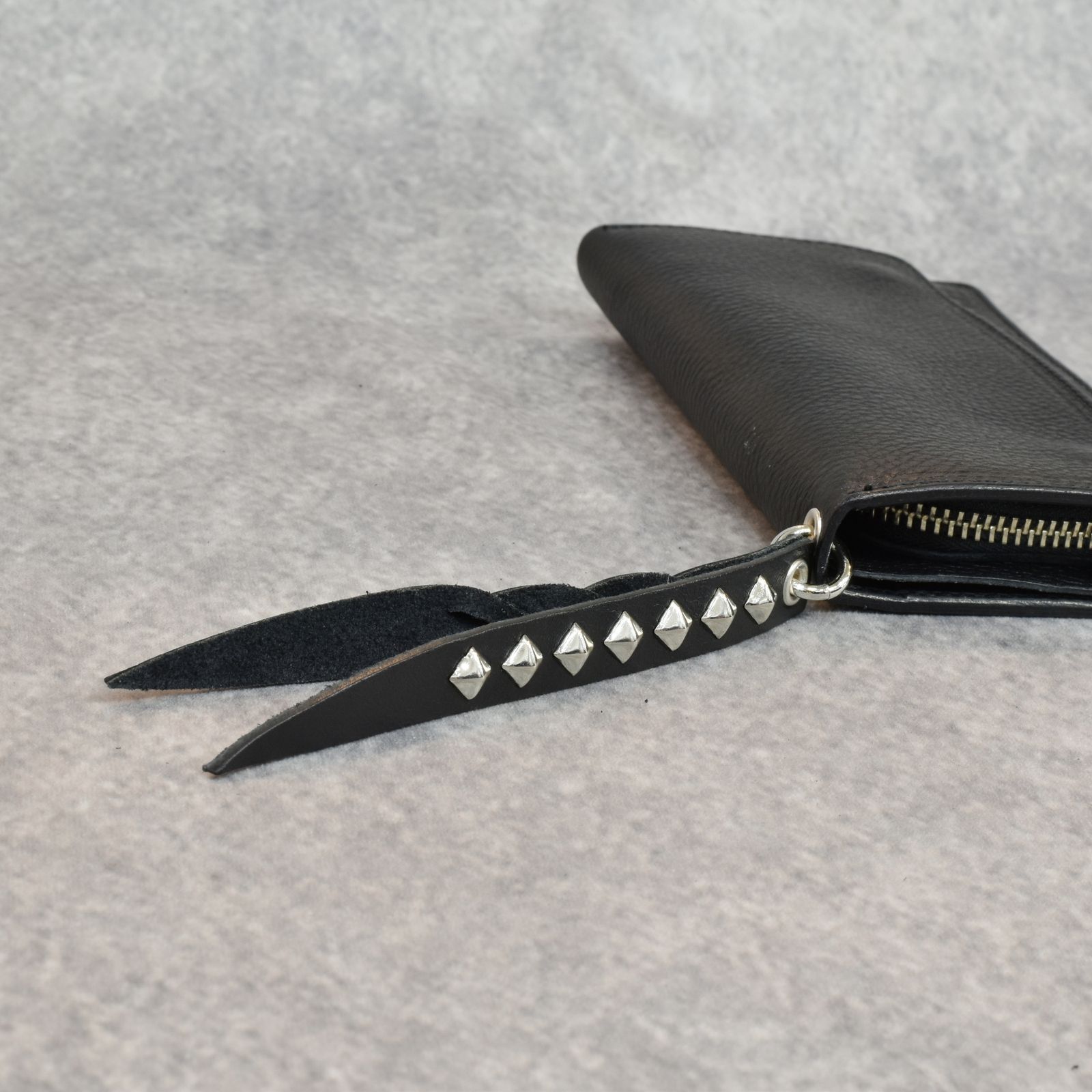PLANE LEATHER FLAP HALF WALLET ＜STUDS CHARM＞ (BLACK)｜プレーン レザー フラップ ハーフウォレット 3つ折り財布 ＜スタッズチャーム＞｜CL-25AW017LE