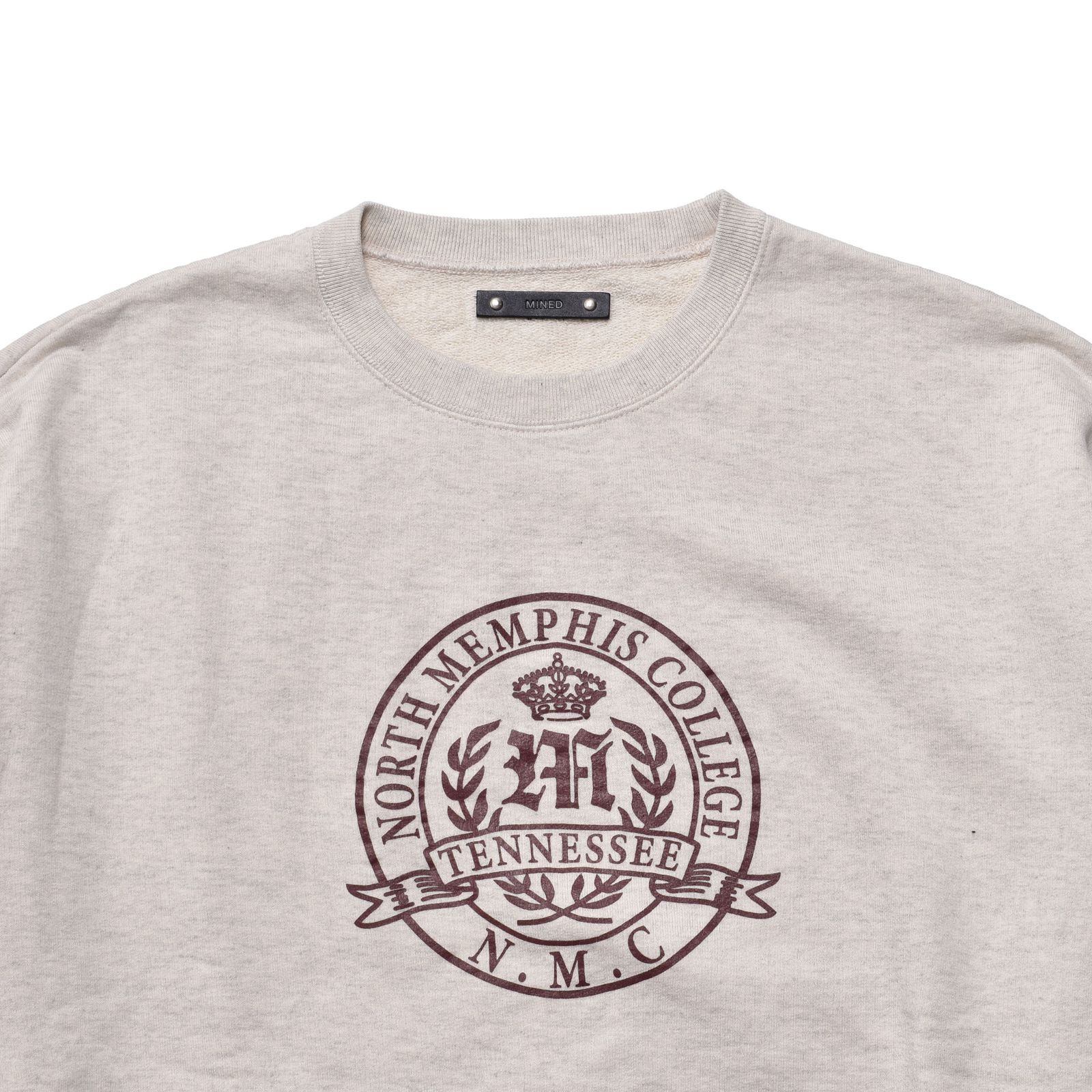 North Memphis College Emblem L/S Crewneck Pullover （OWH）｜プルオーバー スウェット （オフホワイト）｜2603-4002