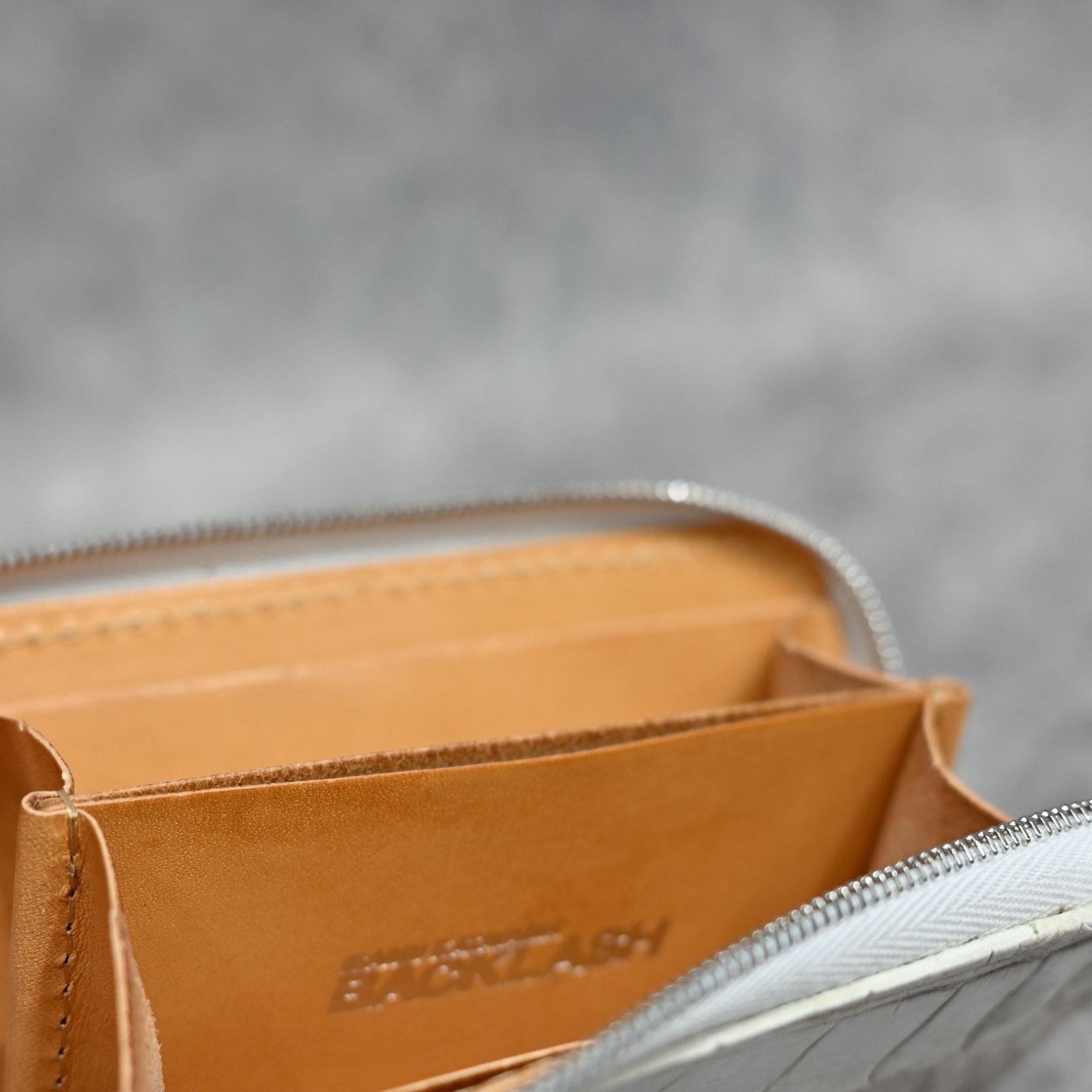 オイルクロコ 白鞣し ミニラウンド （HIMALAYAS / ヒマラヤ） 383-05