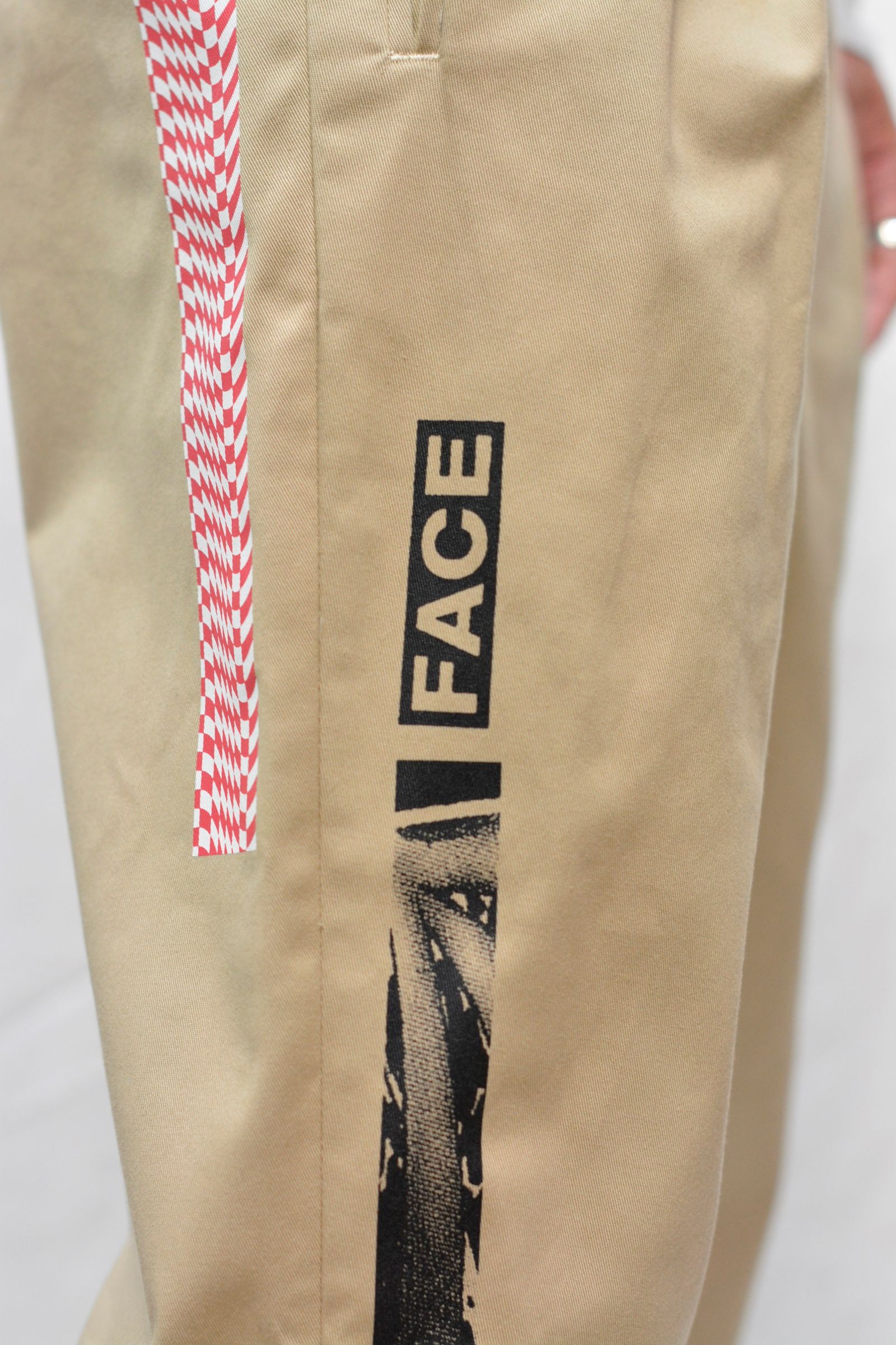 ”BARCODE PRINT CHINO PANTS