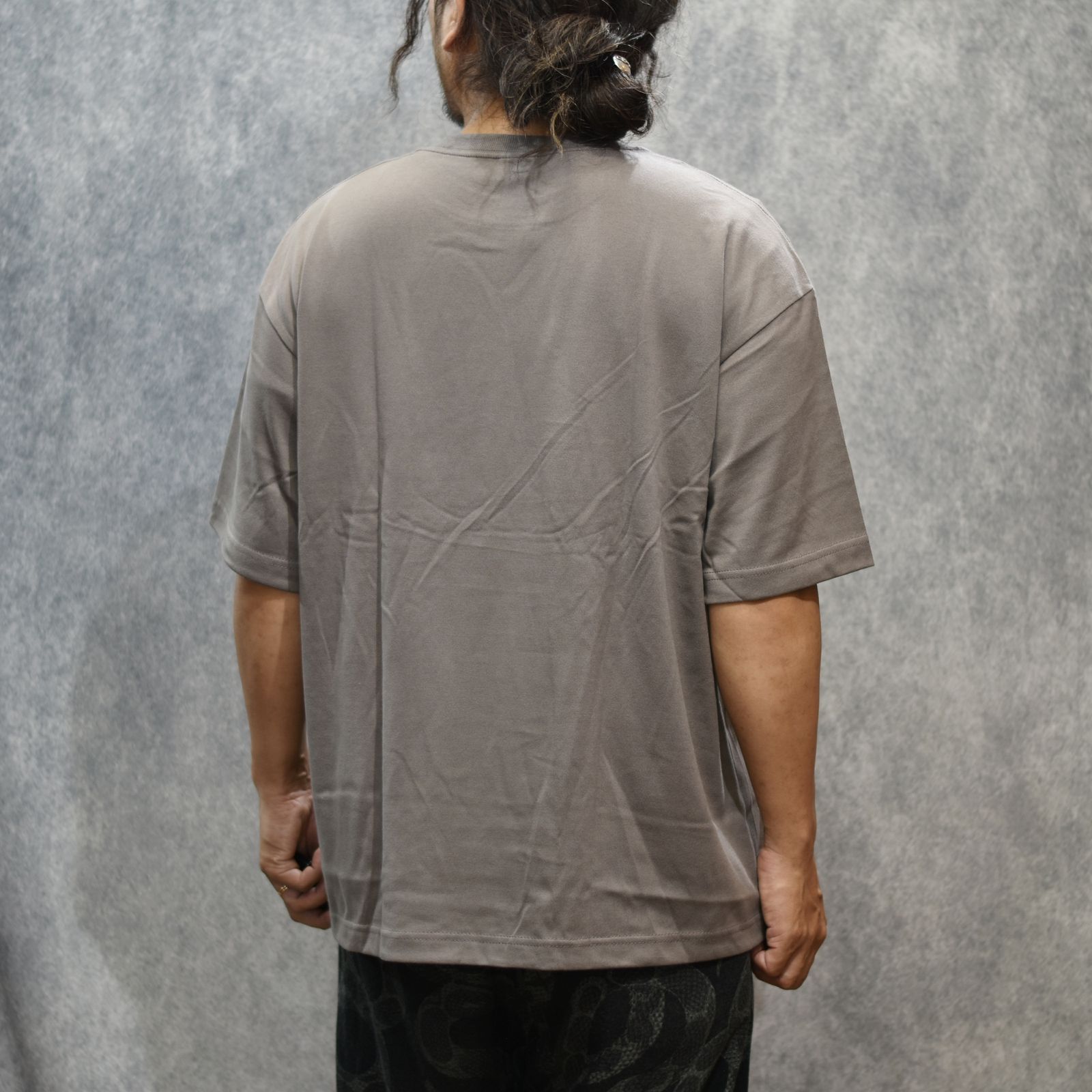 B.L LOGO DROP S/S TEE (CHARCOAL)｜ワイドシルエット プリントTシャツ｜CL-25SS052
