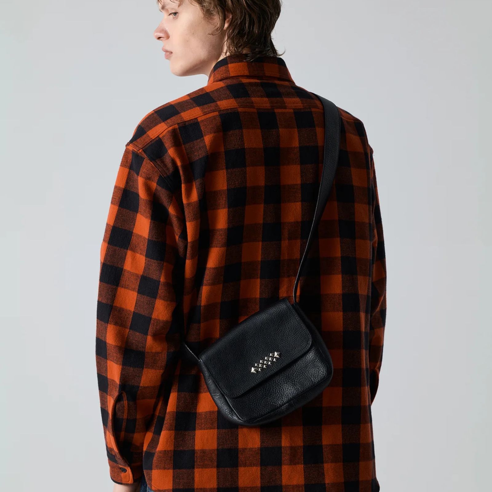 STUDS LEATHER SHOULDER POUCH BAG (BLACK)｜スタッズ レザー ショルダーポーチ バッグ｜CL-26SS004LE