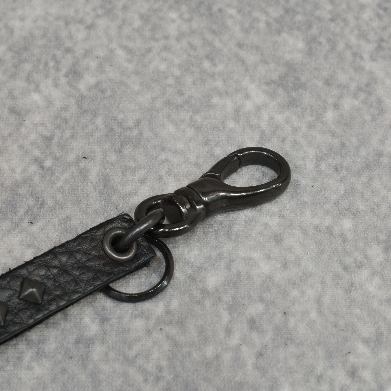 STUDS & KNITTING LEATHER LONG KEY RING ＜TYPE B＞ (BLACK/BLACK) / スタッズレザー 編み込みレザー ロングタイプ キーリング キーホルダー