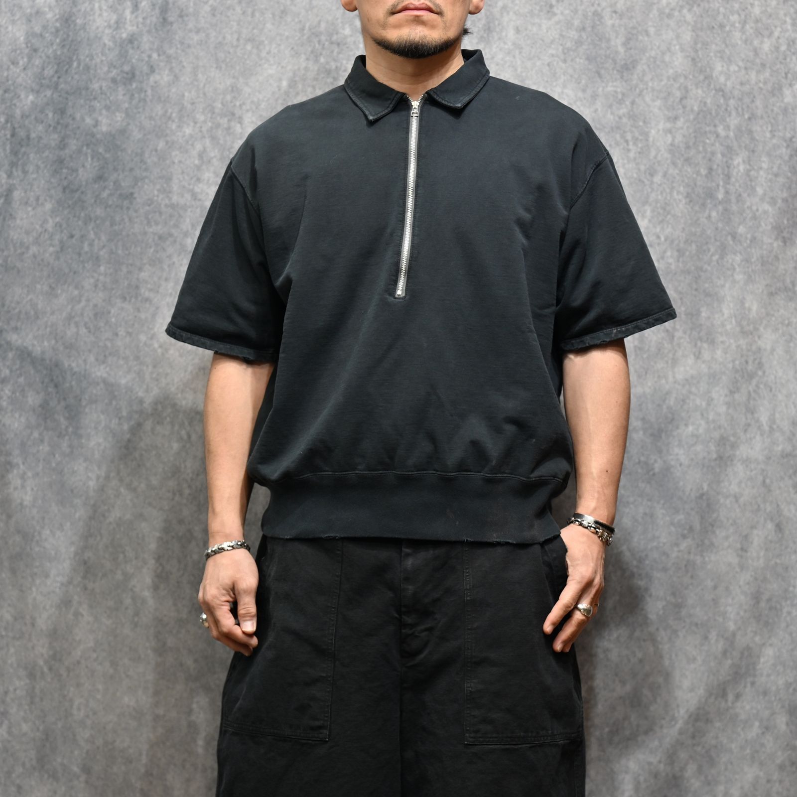 FRONT HALF ZIP SWEAT SHIRTS (BLACK / ブラック)  ハーフジップ スウェット ポロシャツ｜2601007