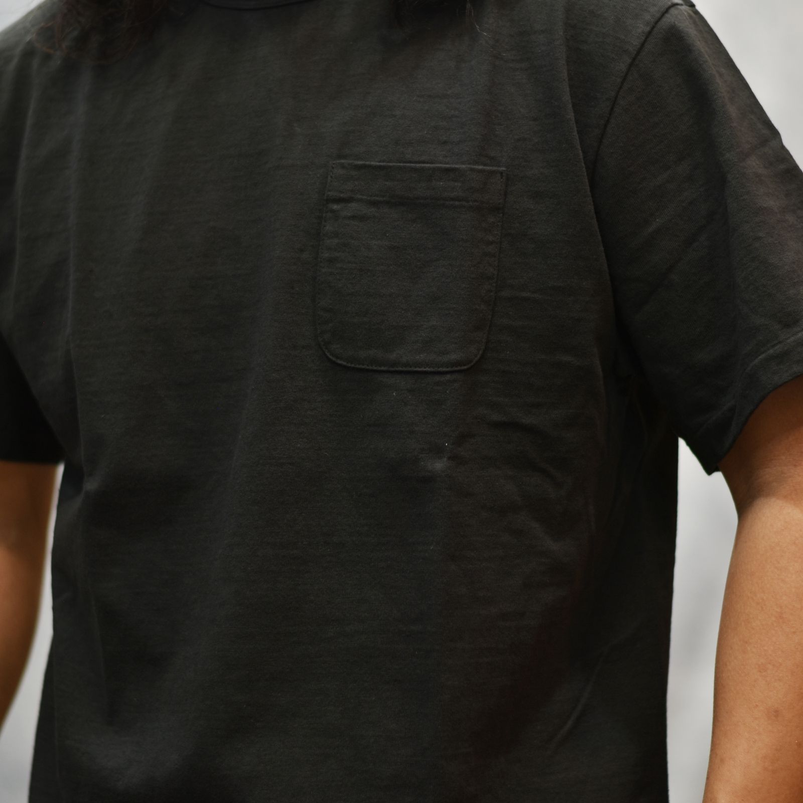 GARMENT DYE GIRLS LOGO POCKET TEE ＜NATURALLY PAINT DESIGN＞ (INK BLACK)｜ガール ロゴプリント ポケットTシャツ｜CL-26SS004NT