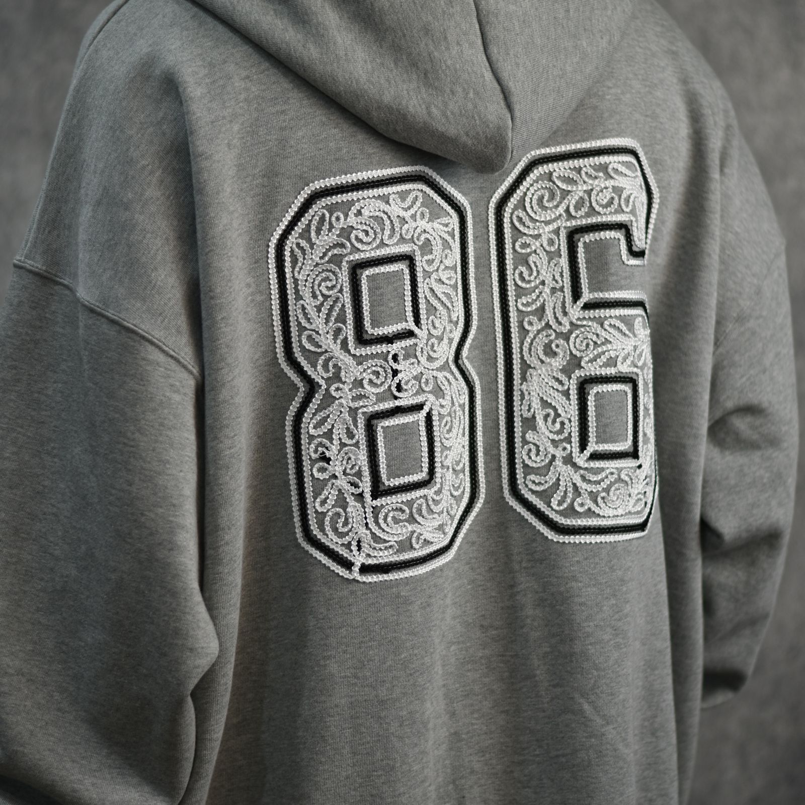 CORD EMBROIDERED COTTON HOODED SWEATER' TEAM (GRAY) / コード刺繍 ナンバリング スウェットパーカー