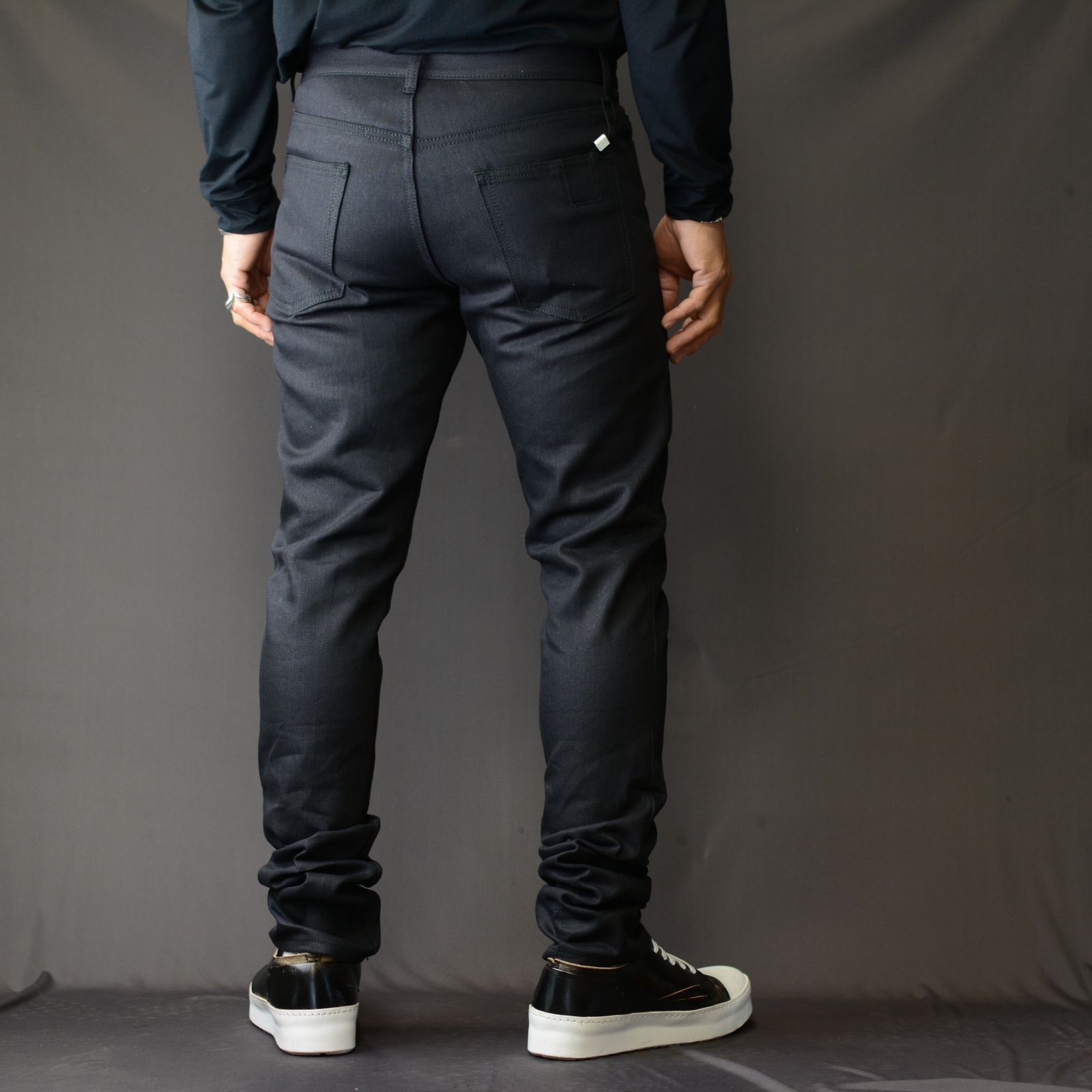 STRAIGHT DENIM”