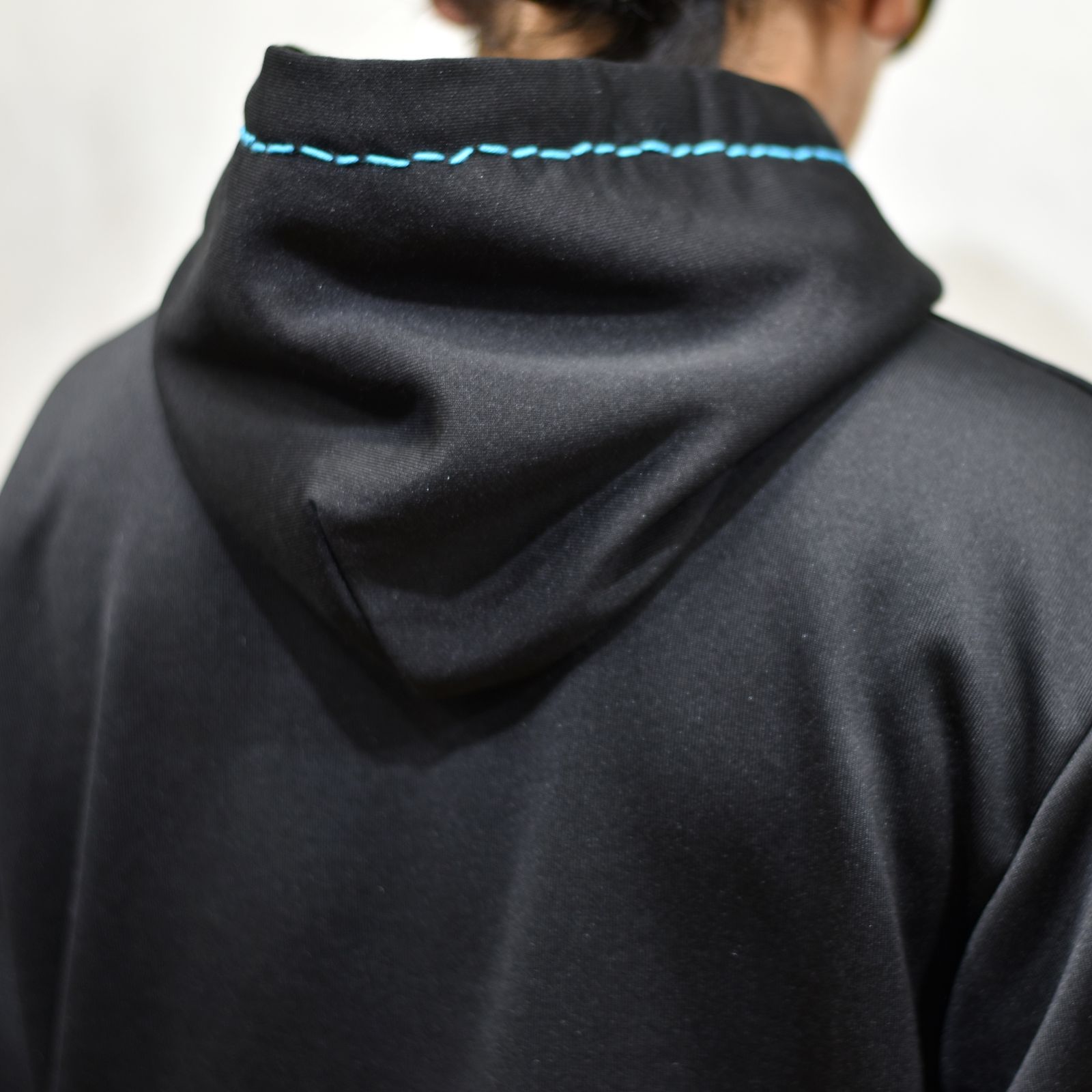 BORN EMB HOODIE ”