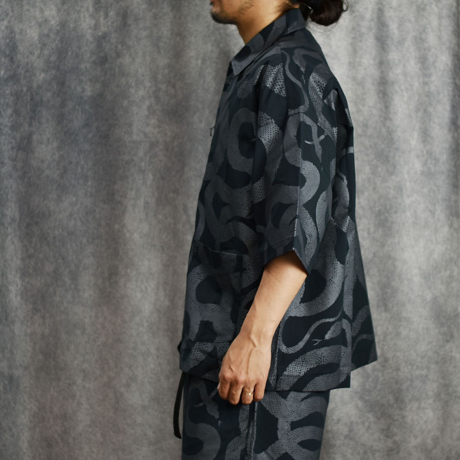 CALEE - DOTAIR®︎ SNAKE PATTERN ZIP SH ＜REFLECTOR＞ (BLACK