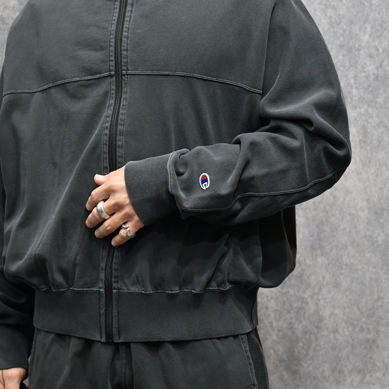 N.HOOLYWOOD × Champion｜REVERSIBLE CARDIGAN （CHARCOAL / チャコール）｜リバーシブルカーディガン｜C8-D020