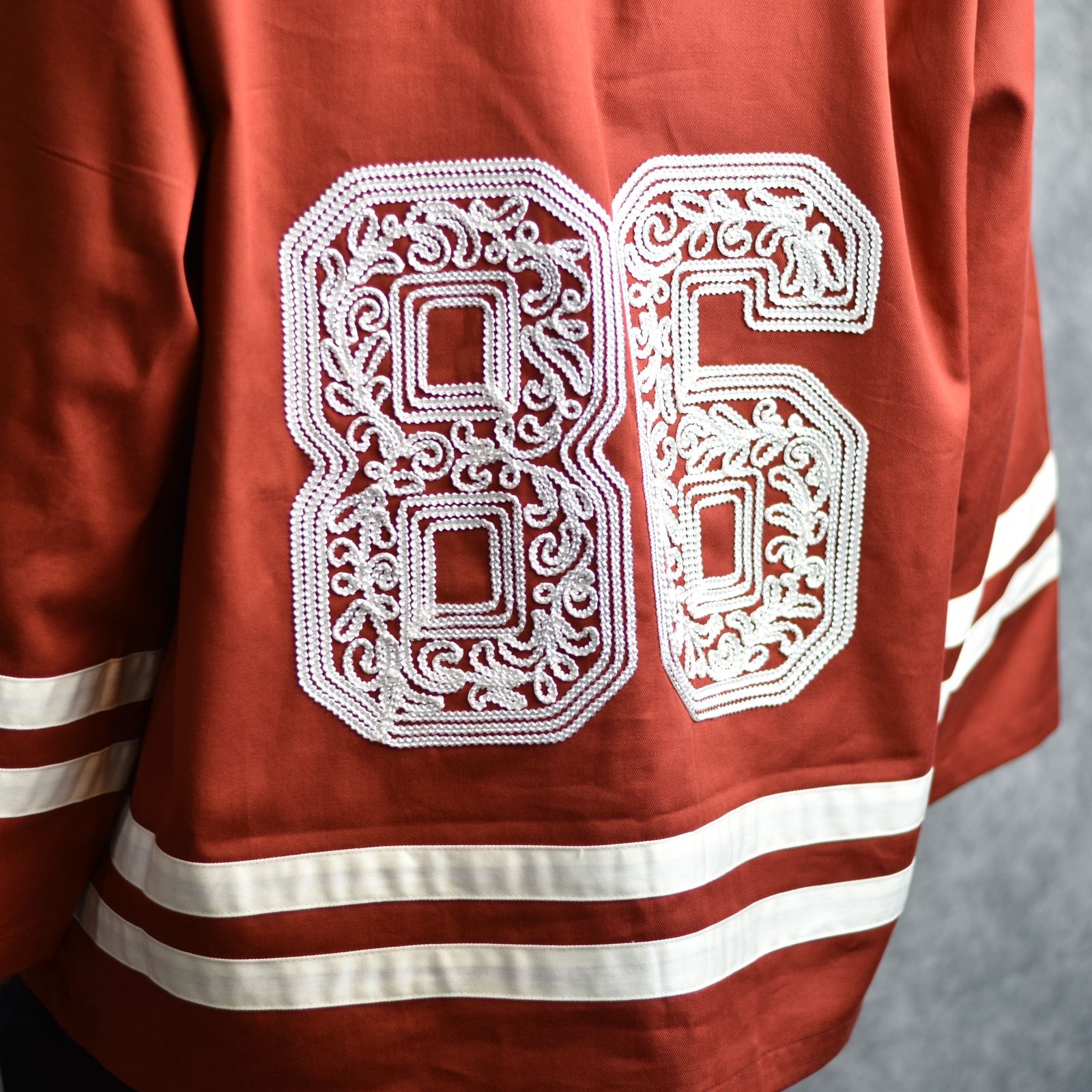 CORD EMBROIDERED HOCKEY SHIRT (MAROON) / コード刺繍 ホッケーシャツ