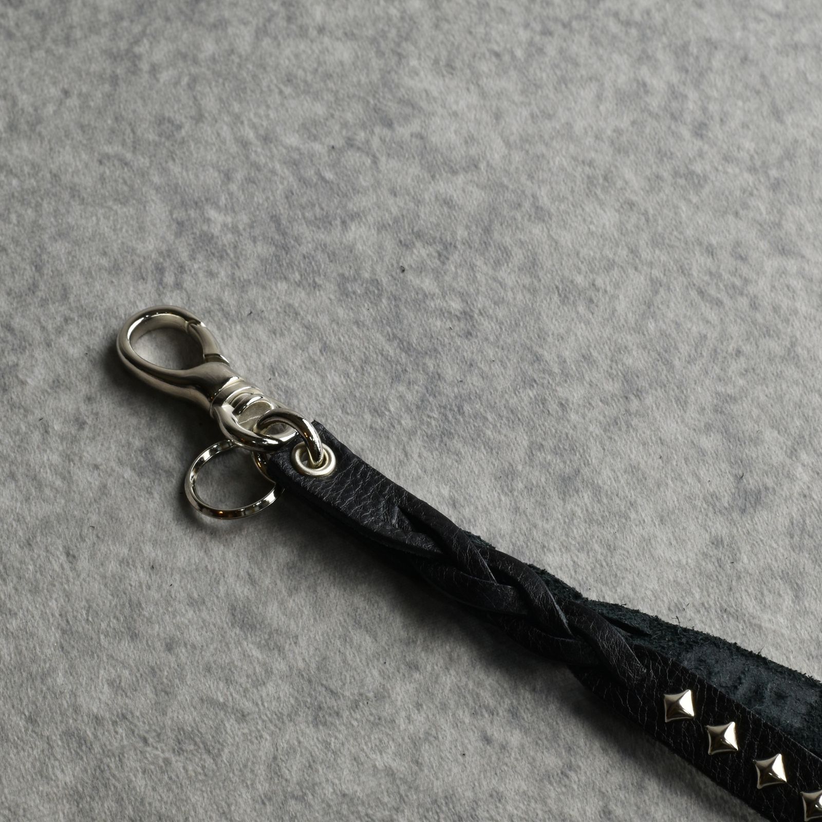 STUDS & KNITTING LEATHER SHORT KEY RING ＜TYPE A＞ (BLACK) / スタッズレザー 編み込みレザー ショートタイプ キーリング キーホルダー