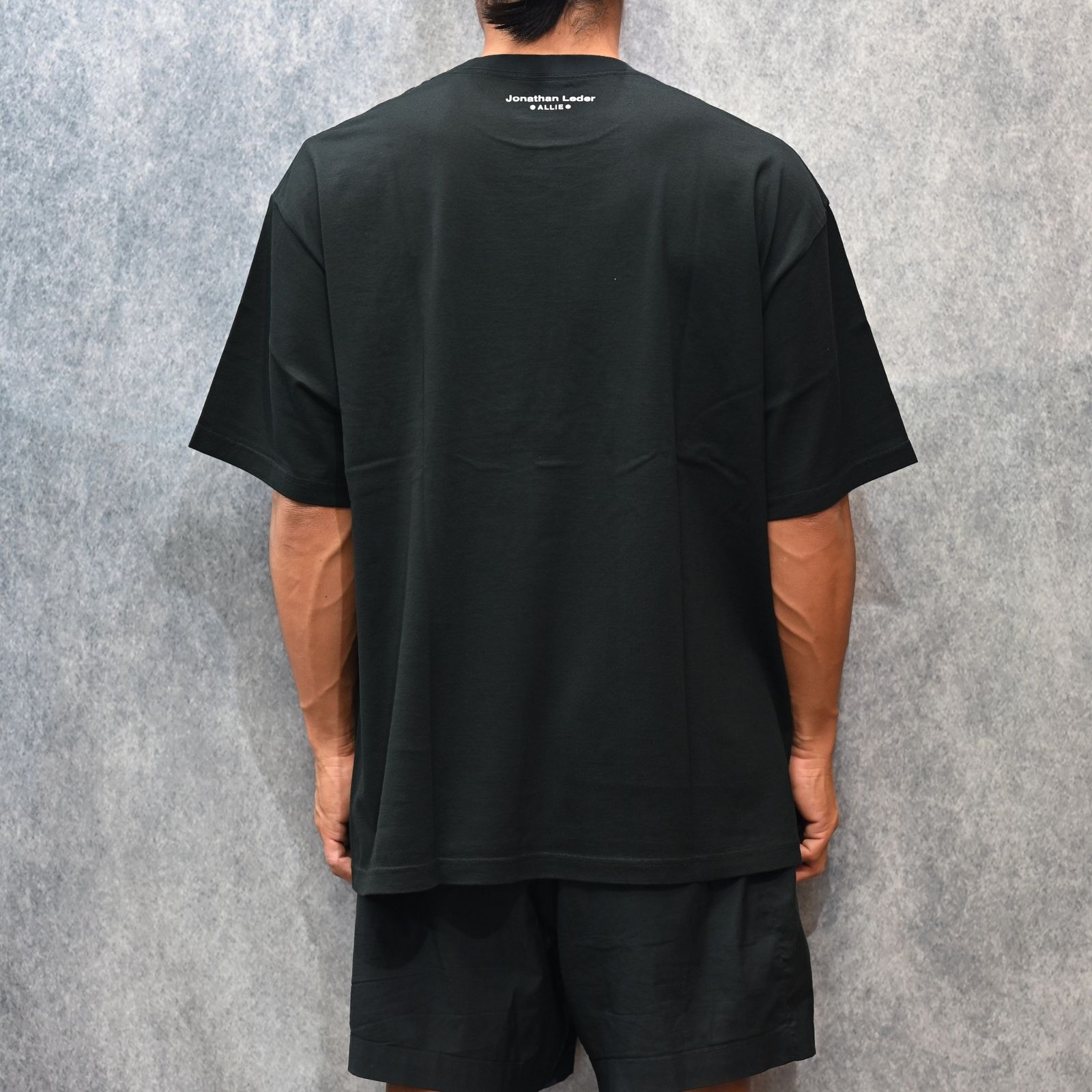 Jonathan Leder × Stie-lo "ALLIE" Crewneck T-SH （BLACK） / プリントTシャツ （ブラック） 25MND-STL003