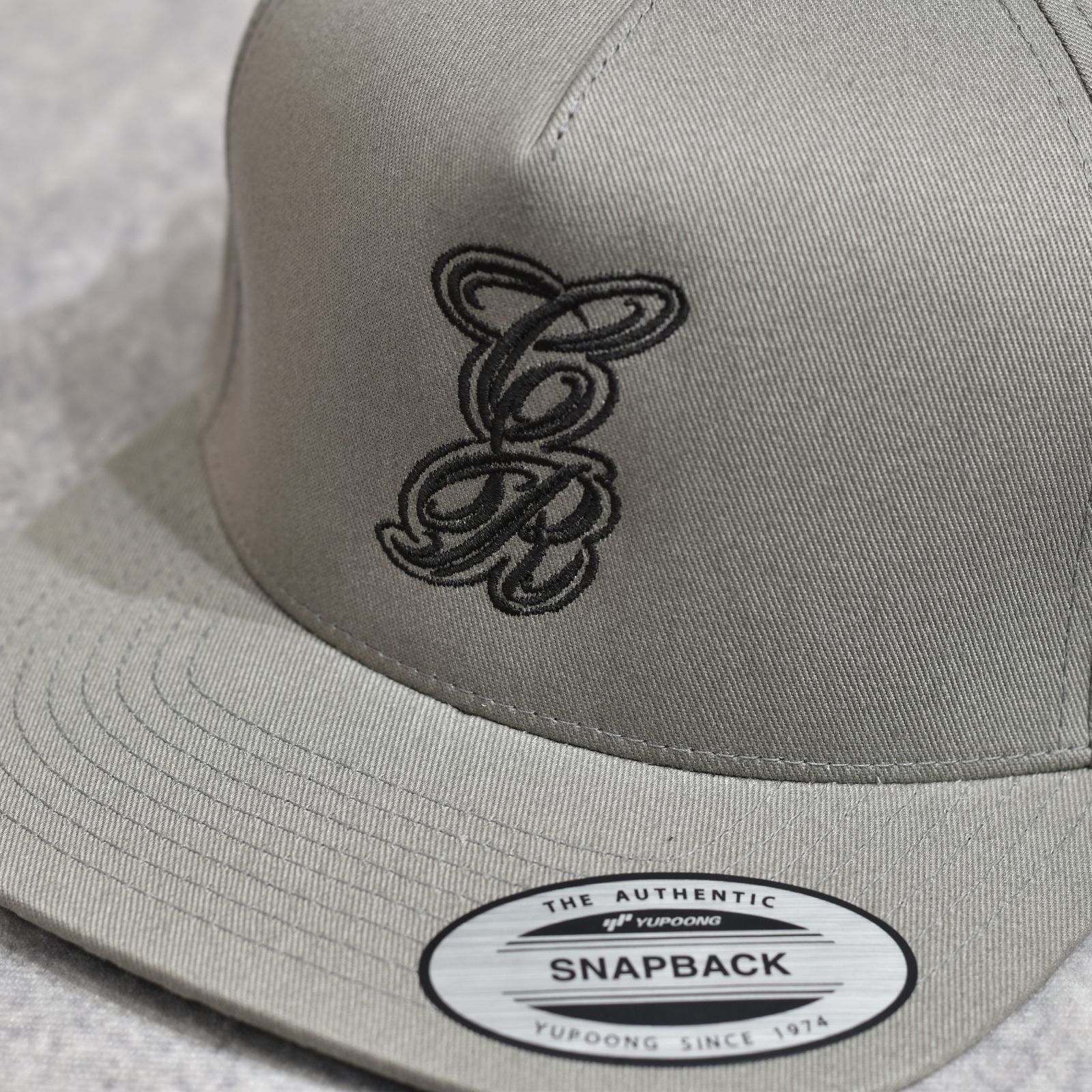 PINSTRIPE EMBROIDERY CAP (GRAY)｜ピンストライプ ロゴ刺繍 ベースボールキャップ｜CR-26SS010