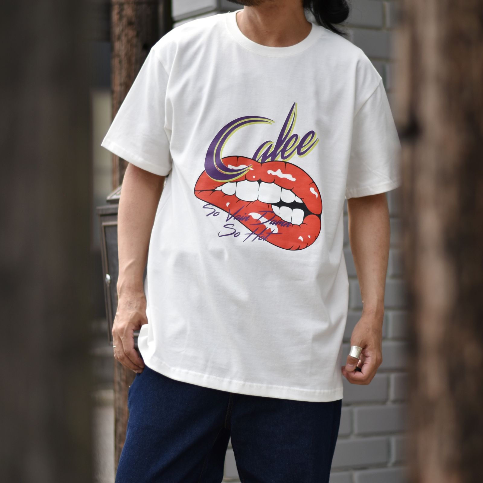 DYING TO SAY SOMETHING T‐SHIRT (WHITE) / プリントTシャツ