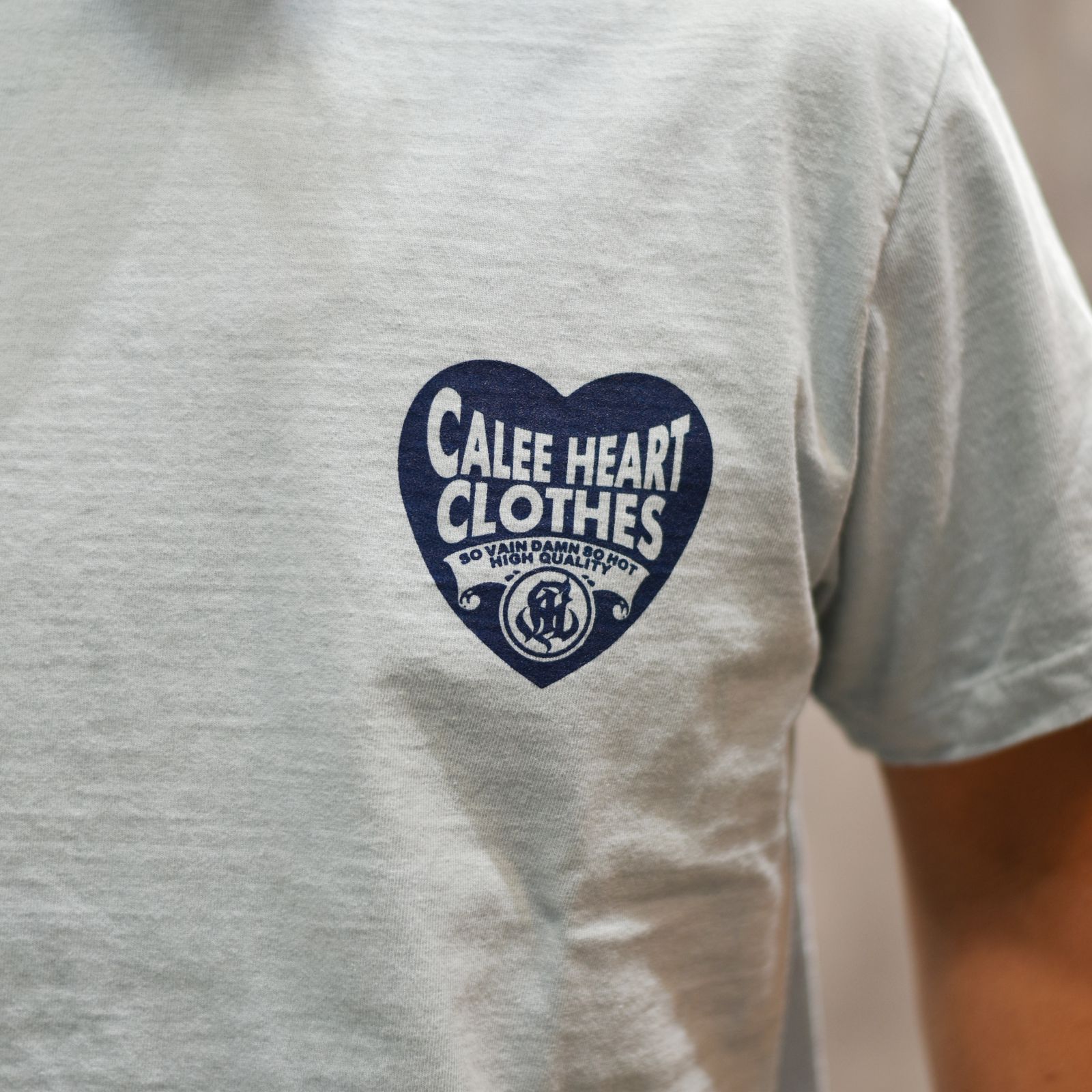 BINDER NECK CALEE CLOTHING VINTAGE TEE (Lt.BLUE) / プリントTシャツ