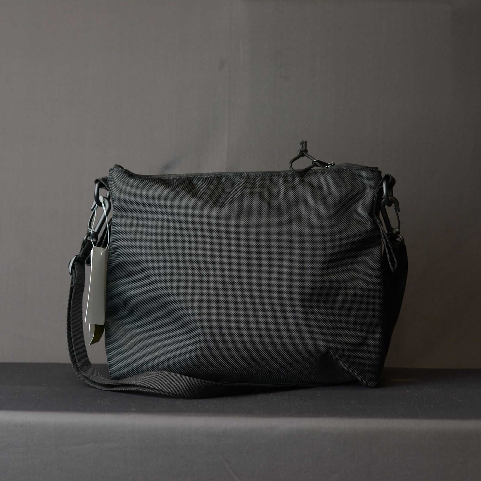 × NEW ERA WHITE LOGO SHOULDER BAG