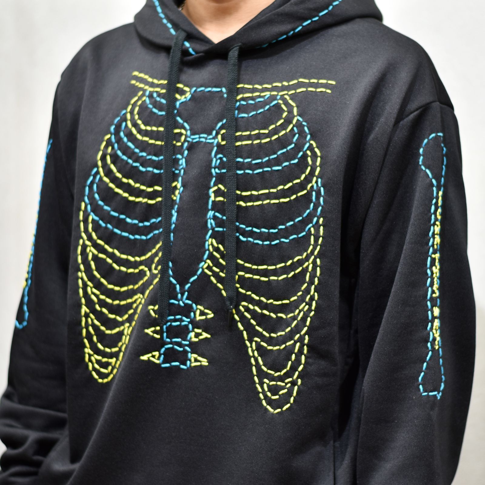 BORN EMB HOODIE ”
