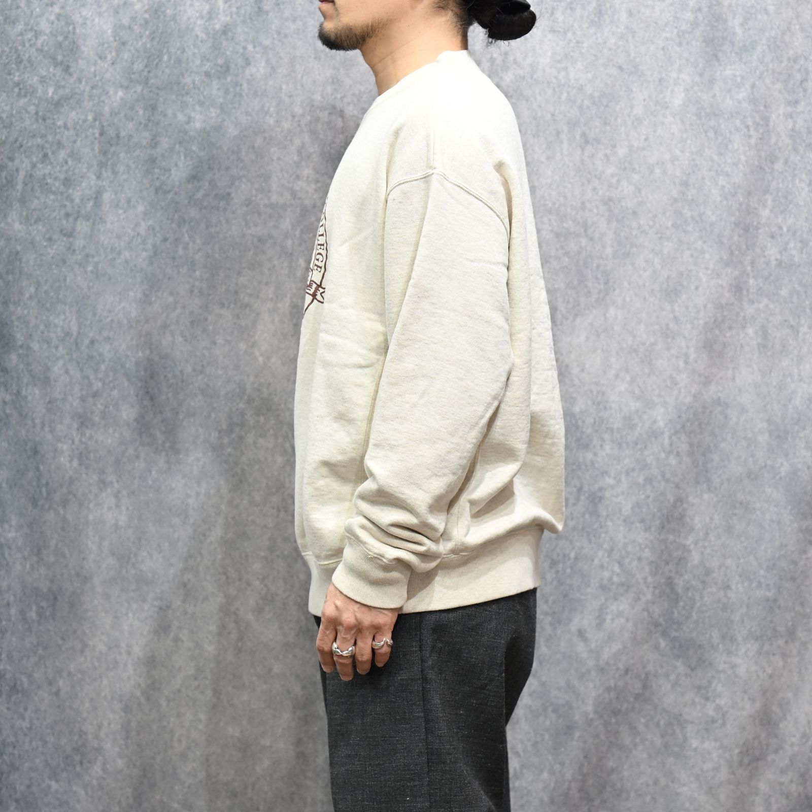 North Memphis College Emblem L/S Crewneck Pullover （OWH）｜プルオーバー スウェット （オフホワイト）｜2603-4002