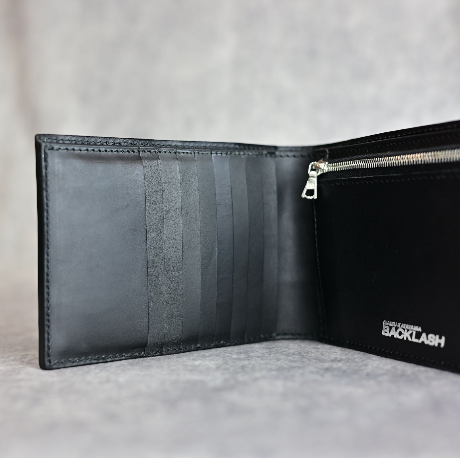 クロコ 墨染め+イタリアンバケッタ 二つ折り財布 （SUMI / 墨グレー） 383-01