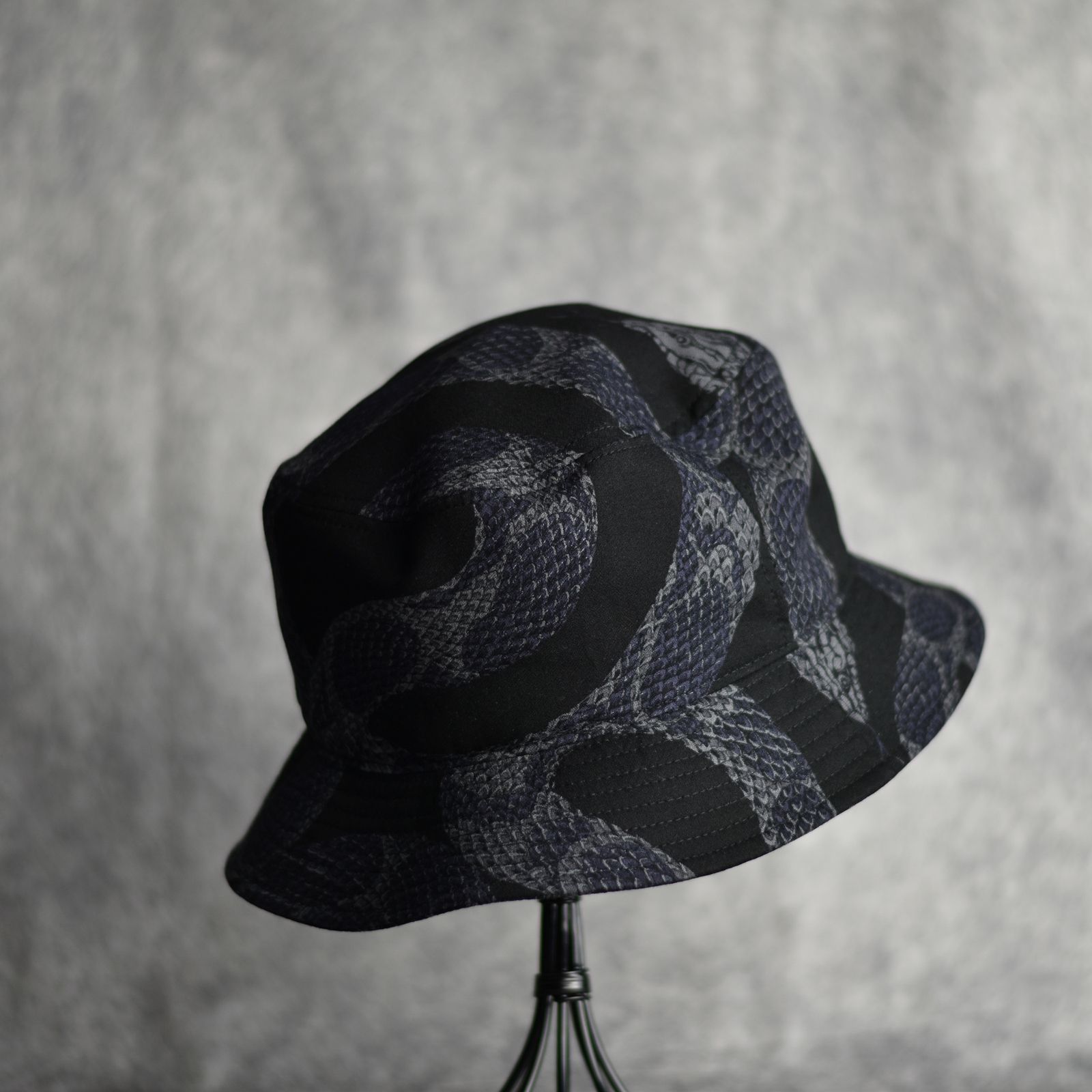 R/P ALLOVER SNAKE PATTERN BUCKET HAT ＜LIMITED＞ (BLACK) / スネーク柄 バケットハット