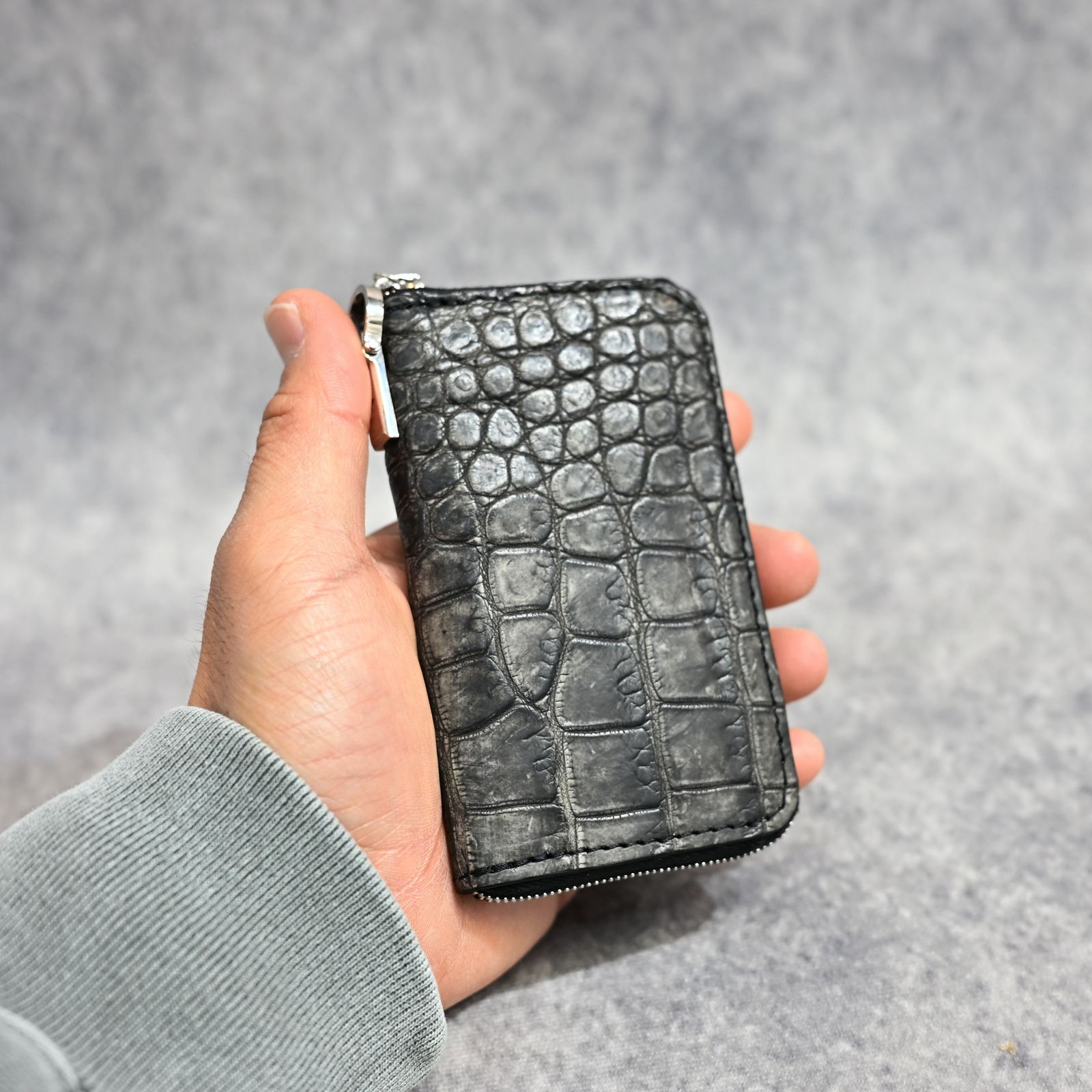 クロコ 墨染め+イタリアンバケッタ ミニラウンド財布 （SUMI / 墨グレー） 383-05