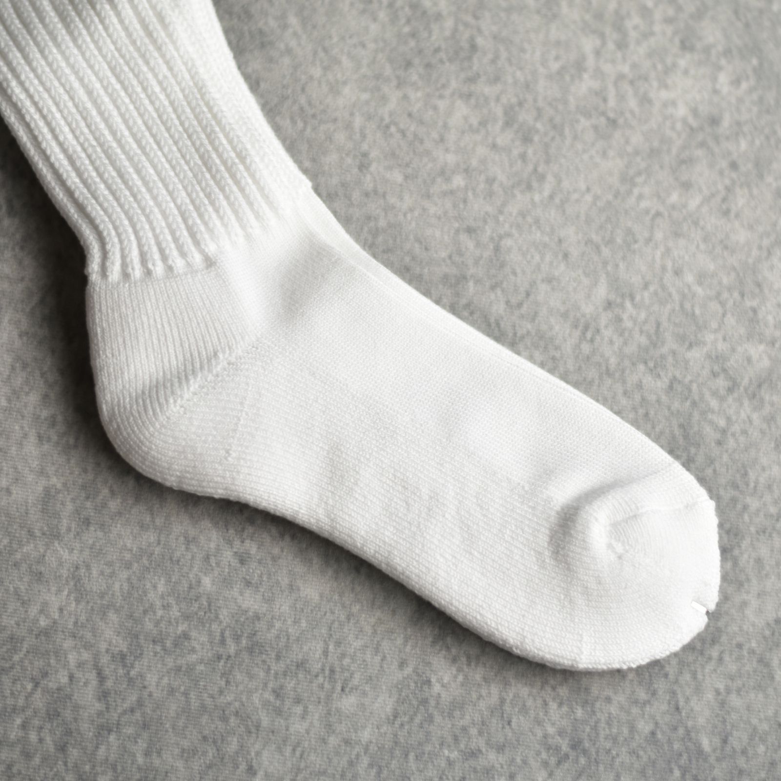 ARCH LOGO EMBROIDERED LOOSE SOCKS (WHT) / アーチロゴ刺繍 ルーズソックス 靴下
