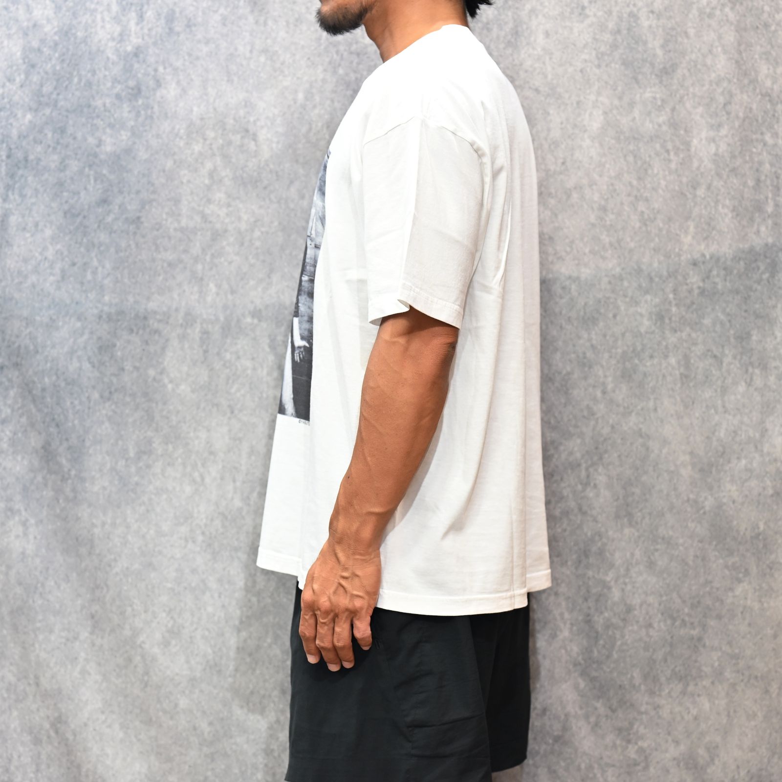 Stie-lo × Irina.L "The front" T-SH （WHITE） / プリントTシャツ （ホワイト） 25MND-STL008