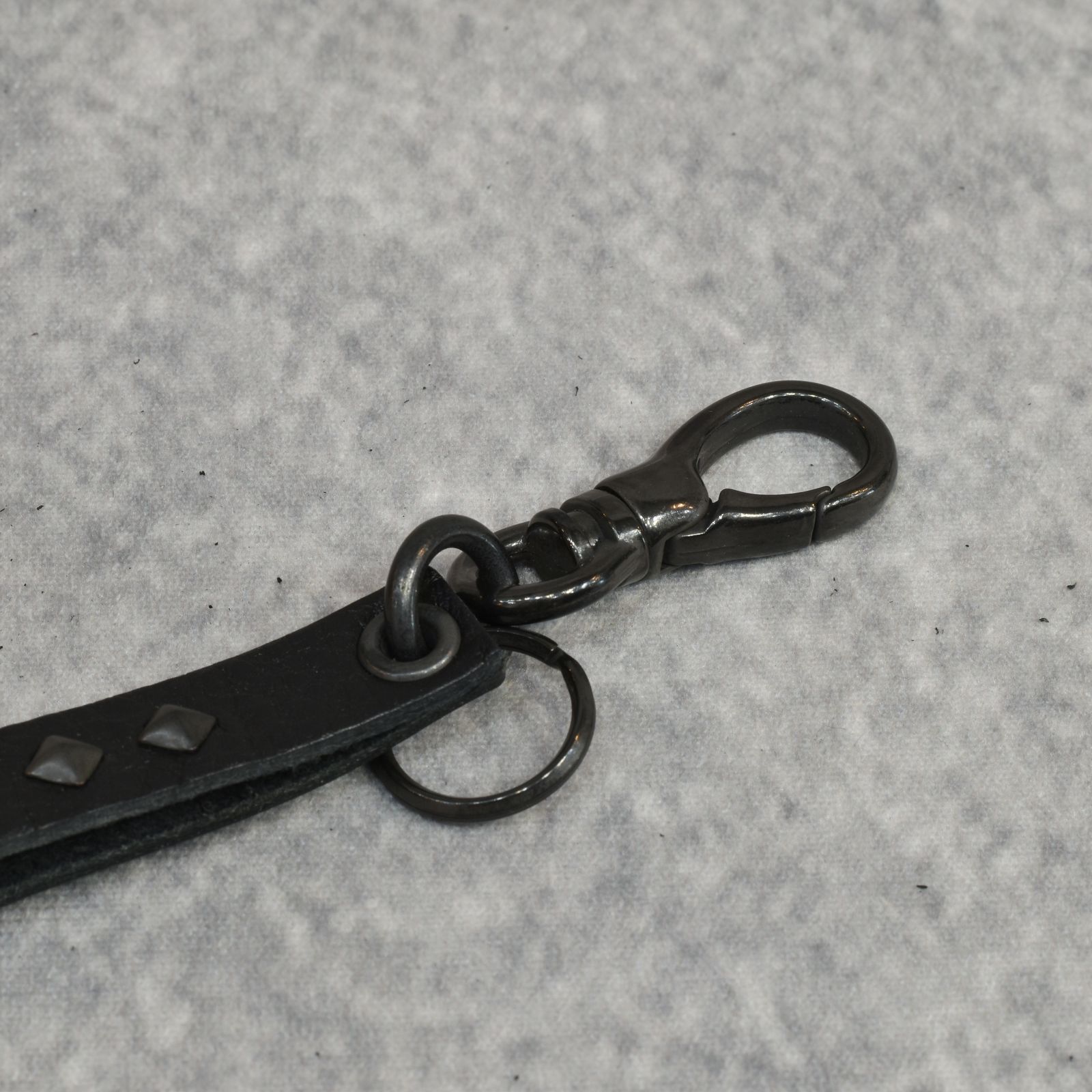 STUDS & KNITTING LEATHER SHORT KEY RING ＜TYPE B＞ (BLACK/BLACK) / スタッズレザー 編み込みレザー ショートタイプ キーリング キーホルダー