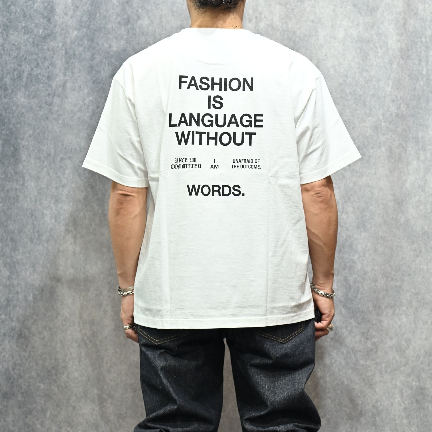 FASHION IS LANGUAGE TEE （WHT） プリント Tシャツ （ホワイト）｜MDFBF08401