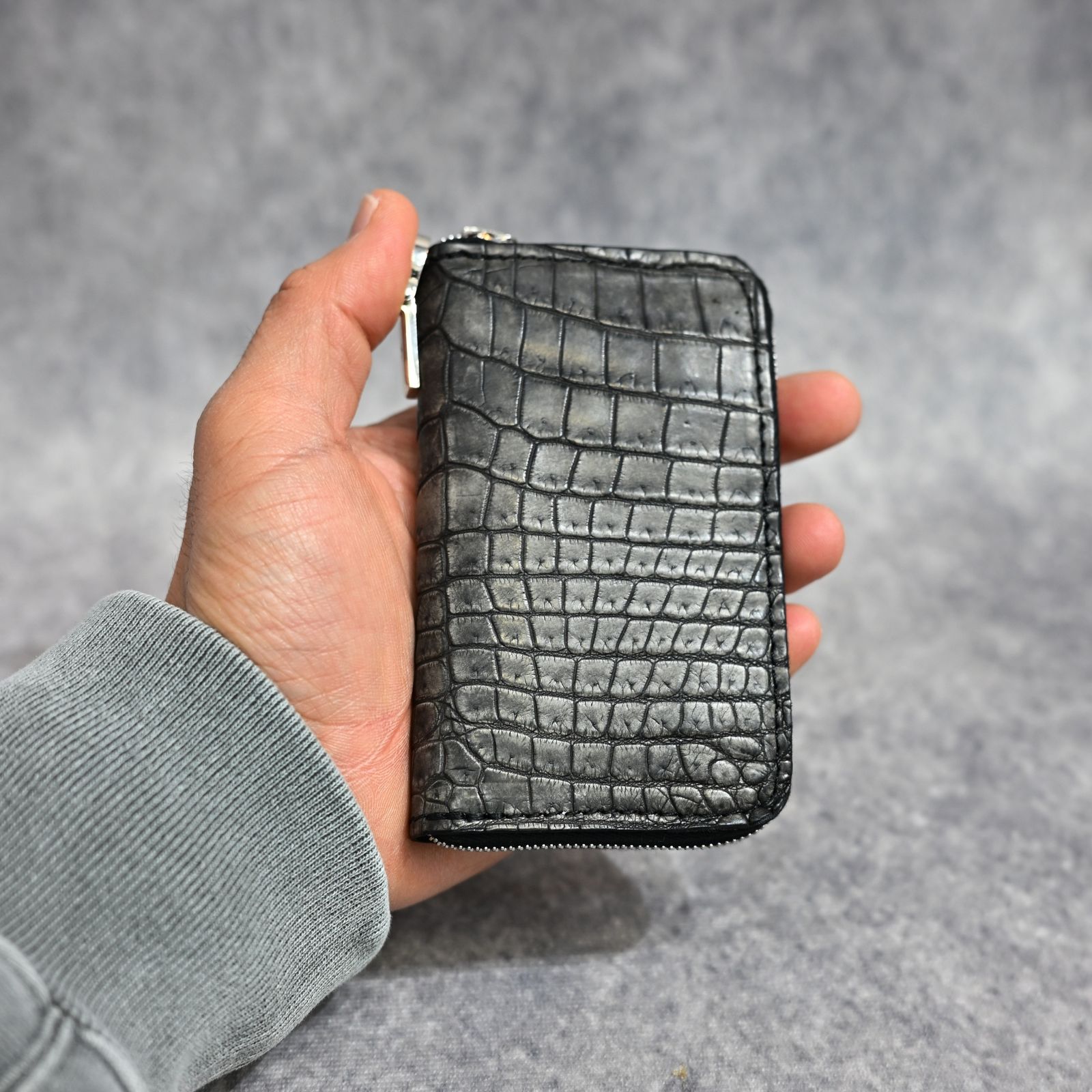 クロコ 墨染め+イタリアンバケッタ ミニラウンド財布 （SUMI / 墨グレー） 383-05