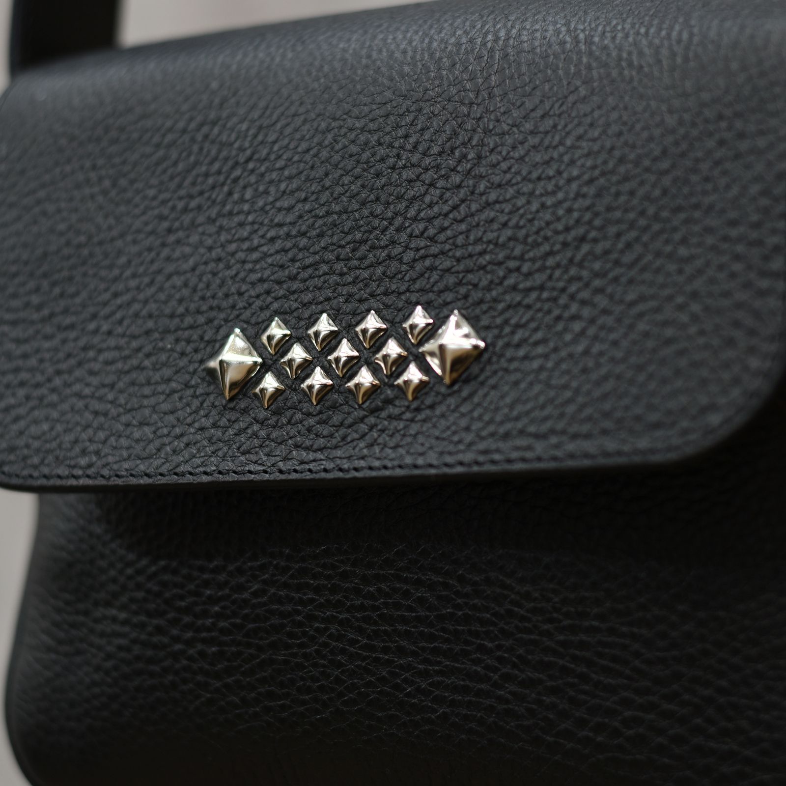 STUDS LEATHER SHOULDER POUCH BAG (BLACK)｜スタッズ レザー ショルダーポーチ バッグ｜CL-26SS004LE
