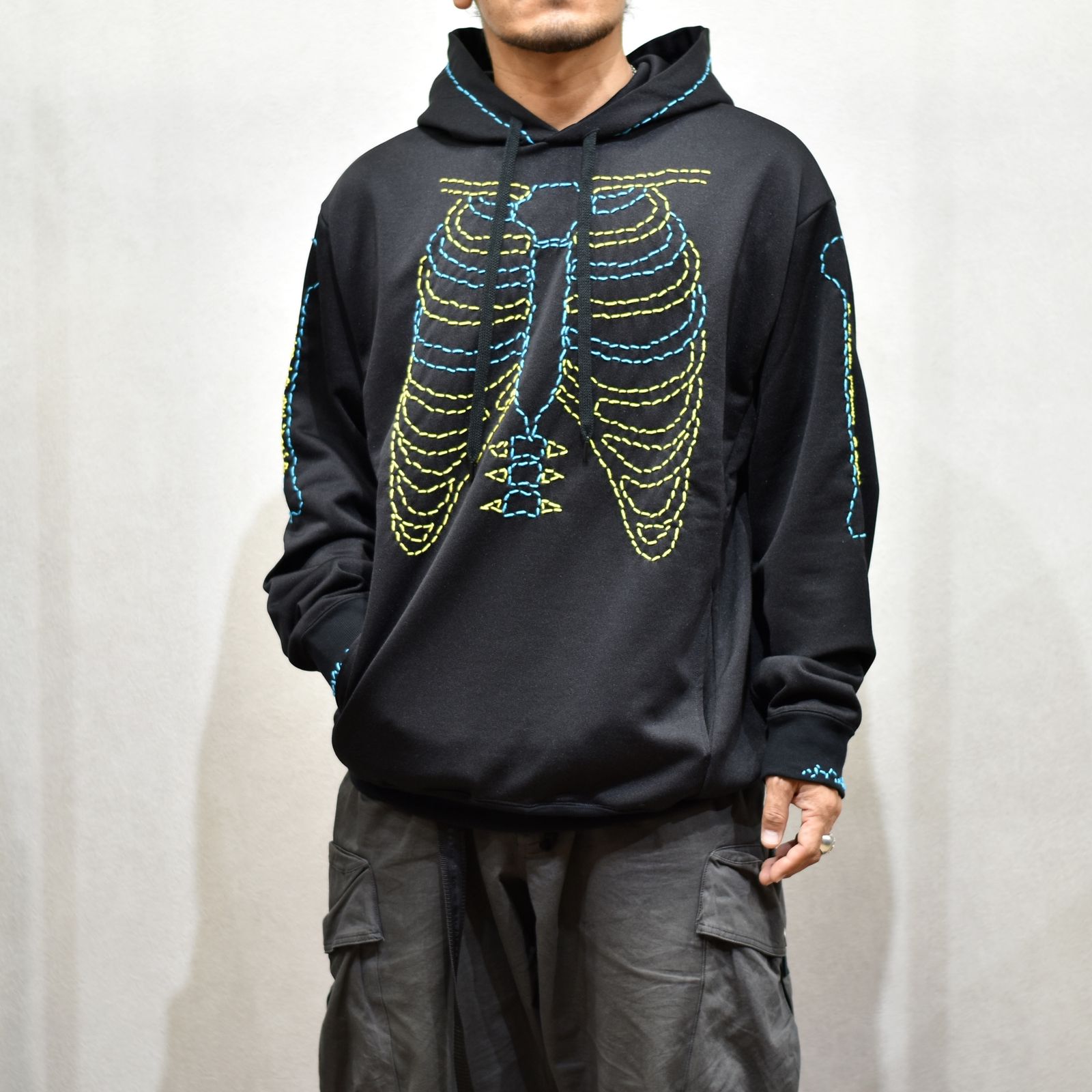 BORN EMB HOODIE ”