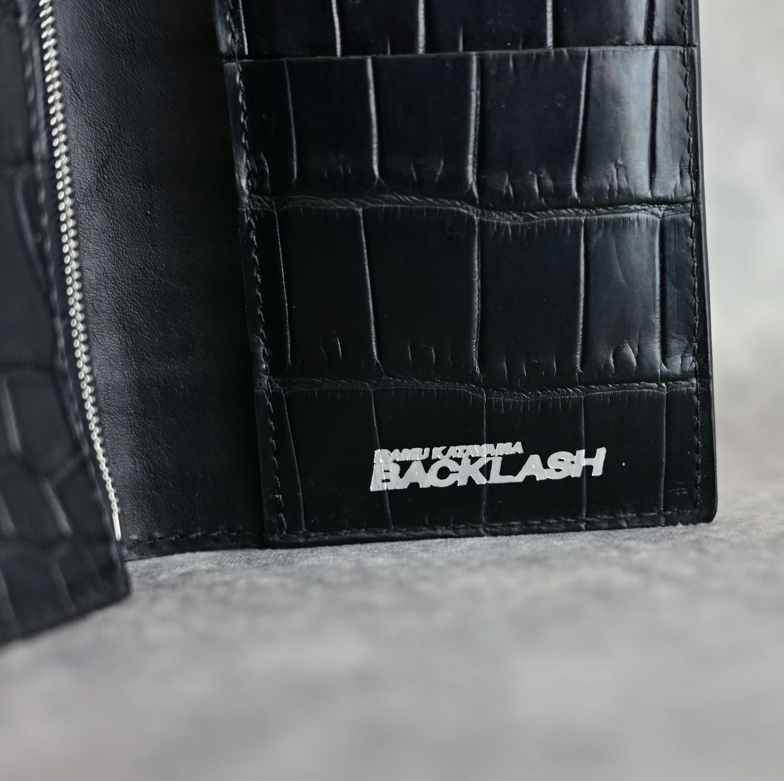 オイルクロコ+イタリアンバケッタ 二つ折り長財布 （BLACK / ブラック） 383-07