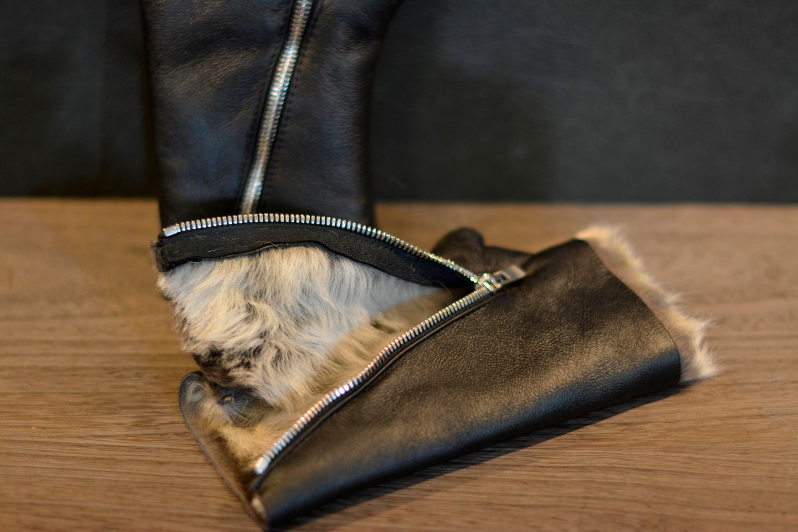 "SHEEP SHEARLING GLOVE SPAIRAL ZIP